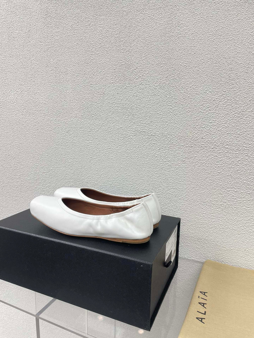 ALAIA BALLET FLATS IN WHITE CALFSKIN