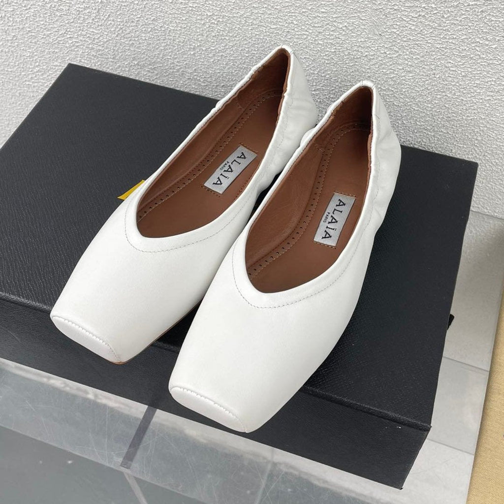 ALAIA BALLET FLATS IN WHITE CALFSKIN