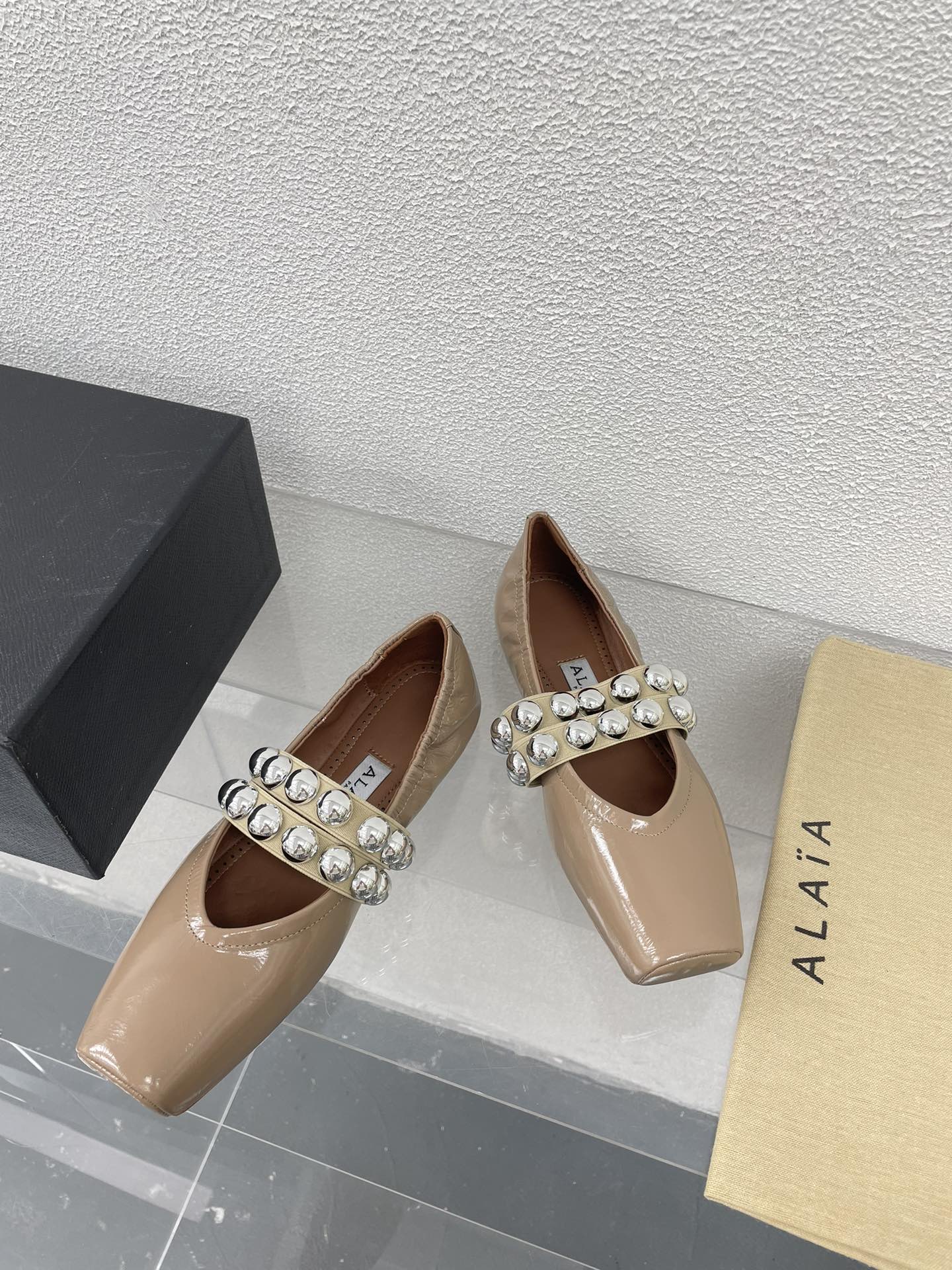 ALAIA MARY JANE PEARL IN GLOSSY BEIGE LAMBSKIN