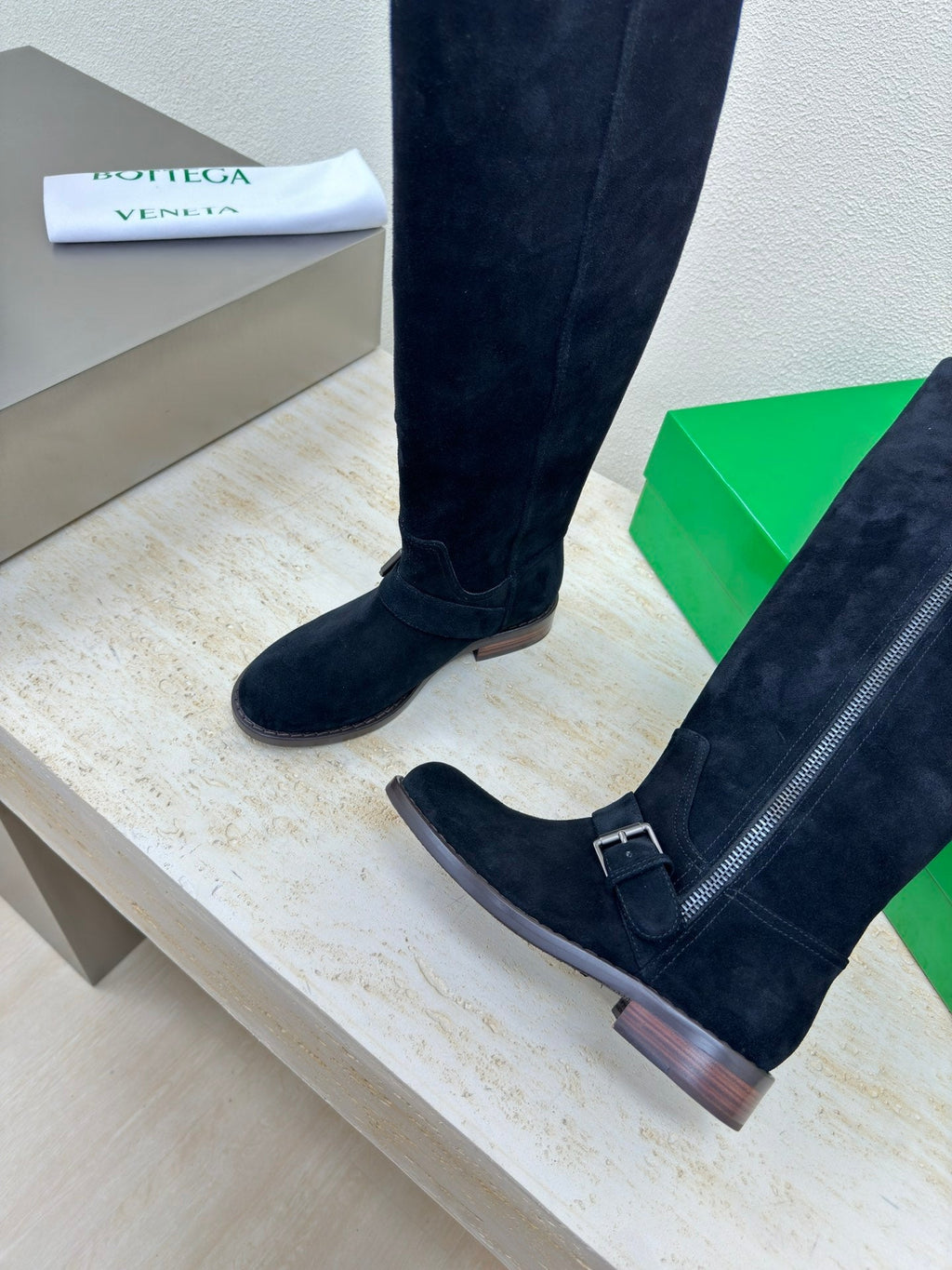 KNEE HIGH BOOT IN BLACK SUEDE