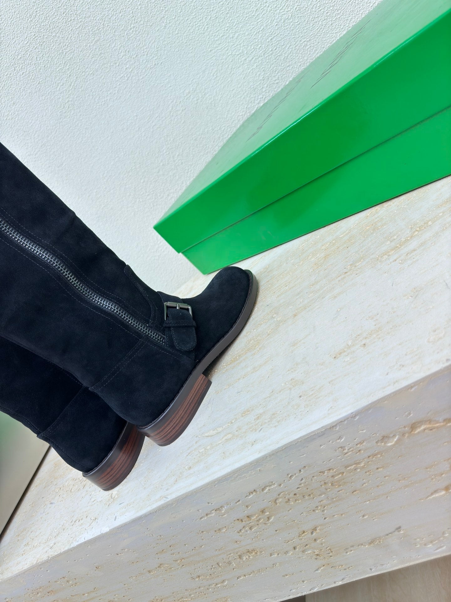 KNEE HIGH BOOT IN BLACK SUEDE