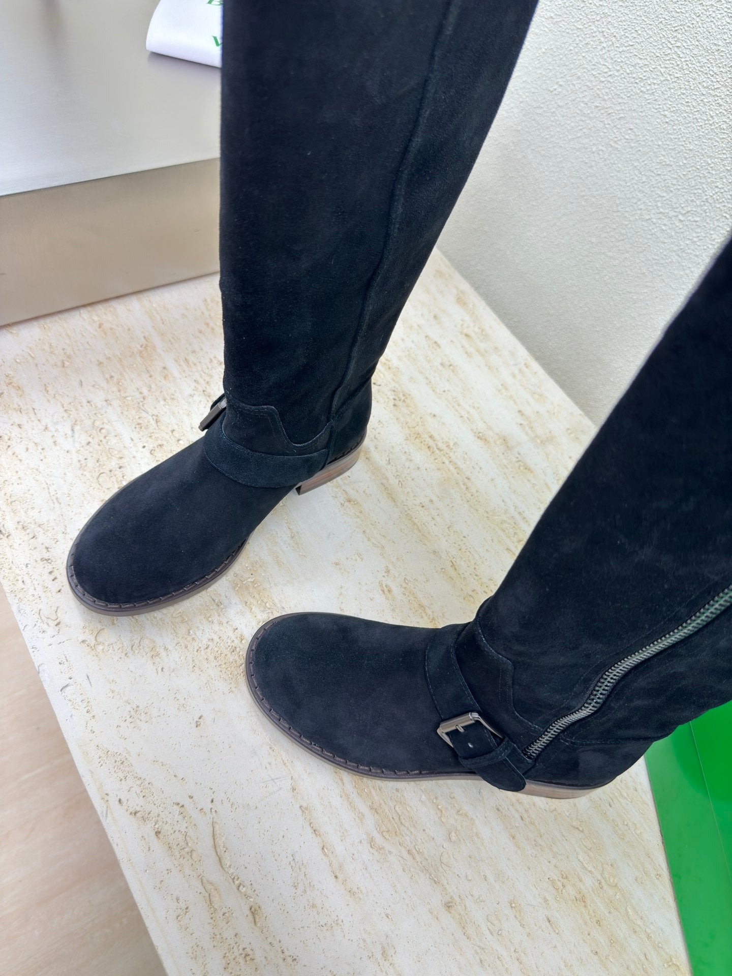 KNEE HIGH BOOT IN BLACK SUEDE