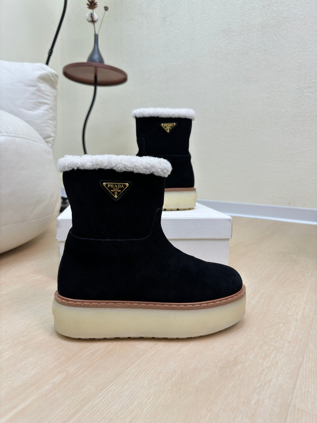 SUEDE BOOTS BLACK WITH SHEARLING LINING AND RUBBER FLATFORM SOLE
