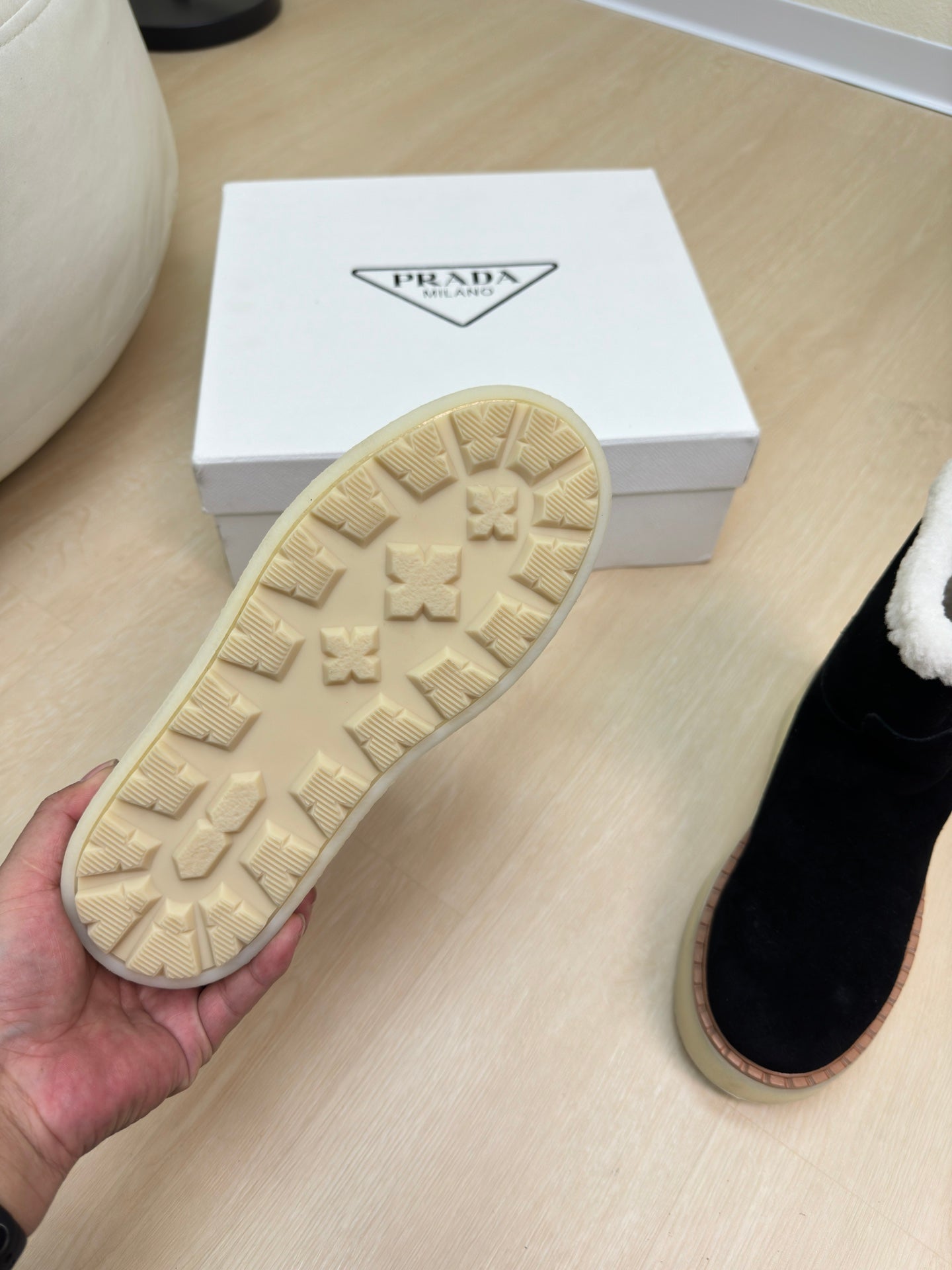 SUEDE BOOTS BLACK WITH SHEARLING LINING AND RUBBER FLATFORM SOLE