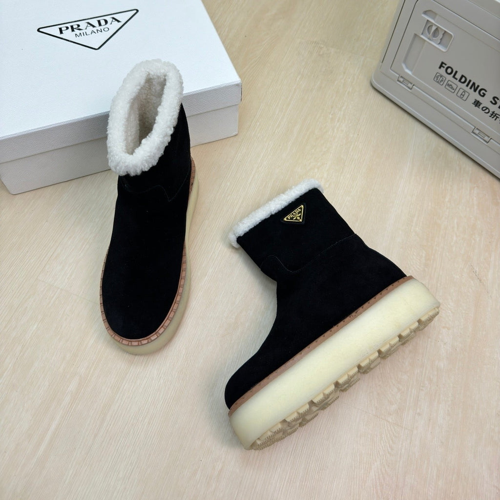 SUEDE BOOTS BLACK WITH SHEARLING LINING AND RUBBER FLATFORM SOLE