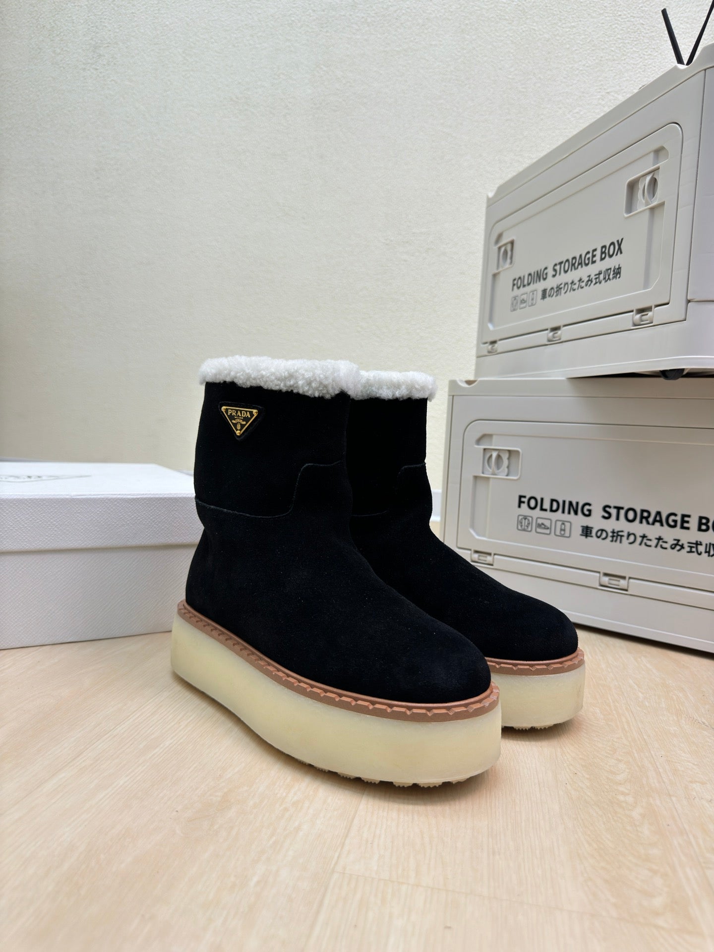 SUEDE BOOTS BLACK WITH SHEARLING LINING AND RUBBER FLATFORM SOLE