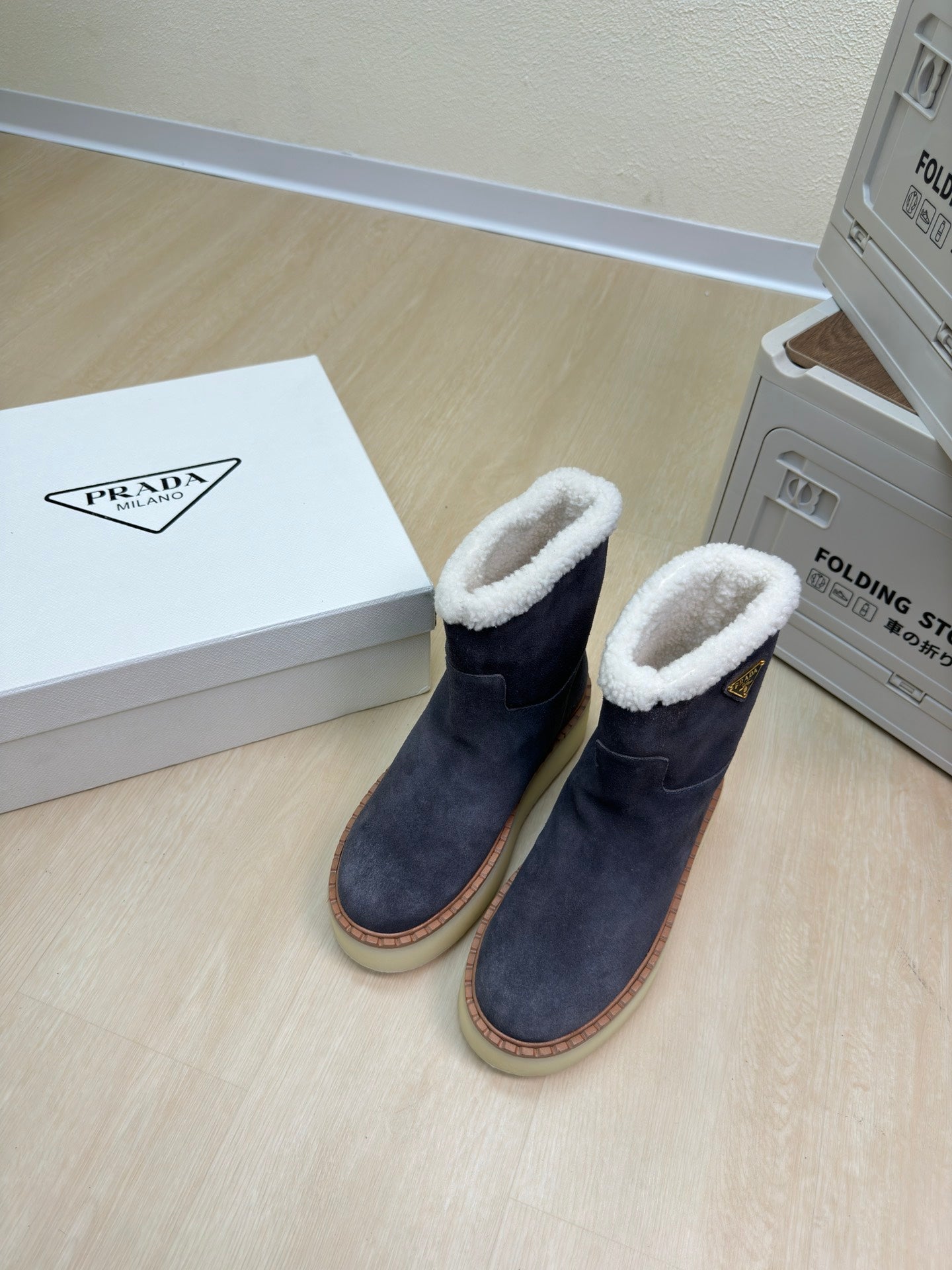 SUEDE BOOTS SLATE GRAY WITH SHEARLING LINING AND RUBBER FLATFORM SOLE