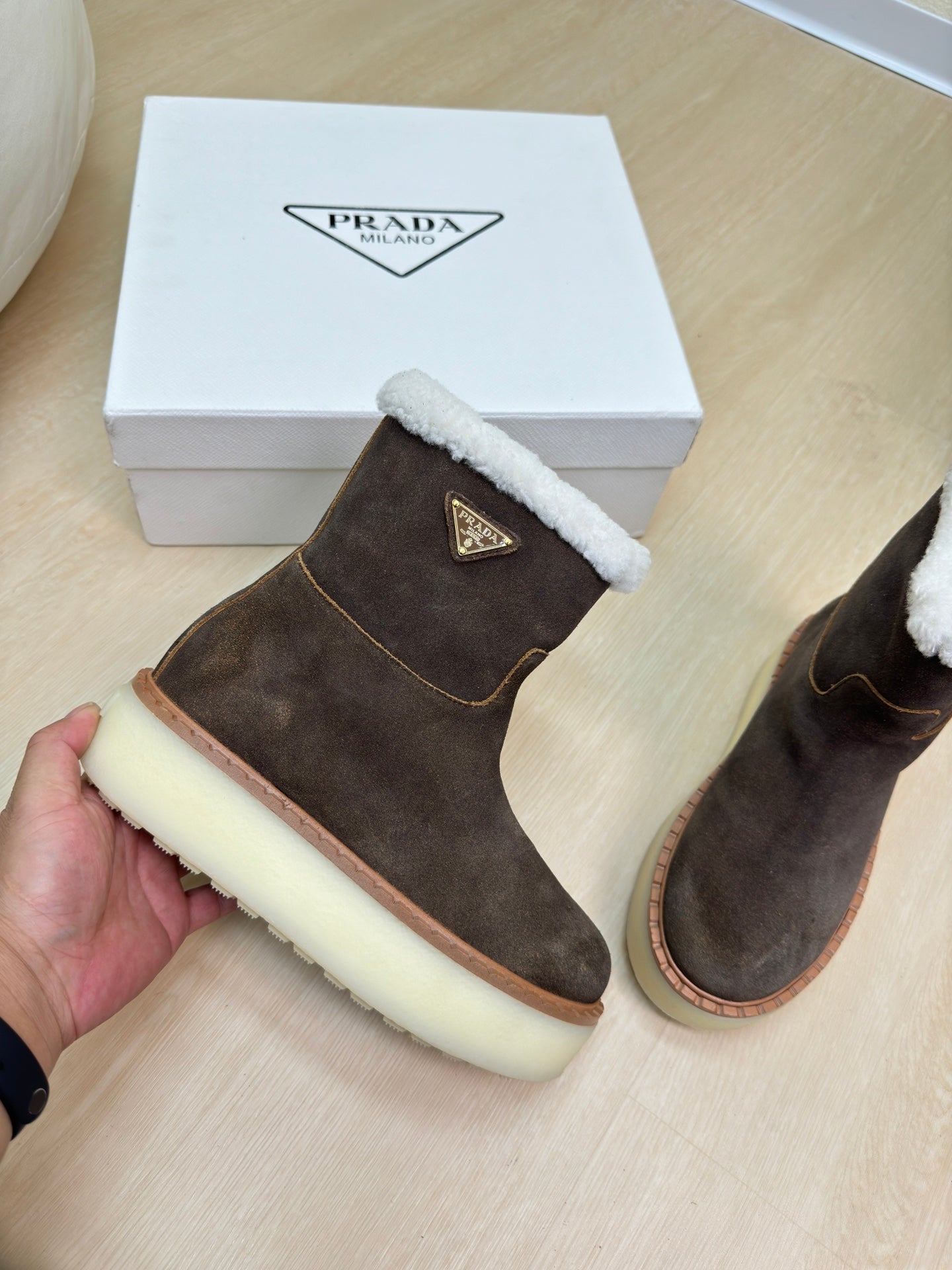 SUEDE BOOTS DARK BROWN WITH SHEARLING LINING AND RUBBER FLATFORM SOLE