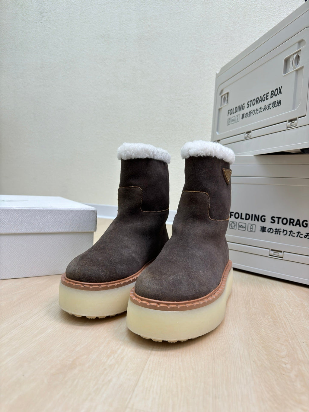 SUEDE BOOTS DARK BROWN WITH SHEARLING LINING AND RUBBER FLATFORM SOLE
