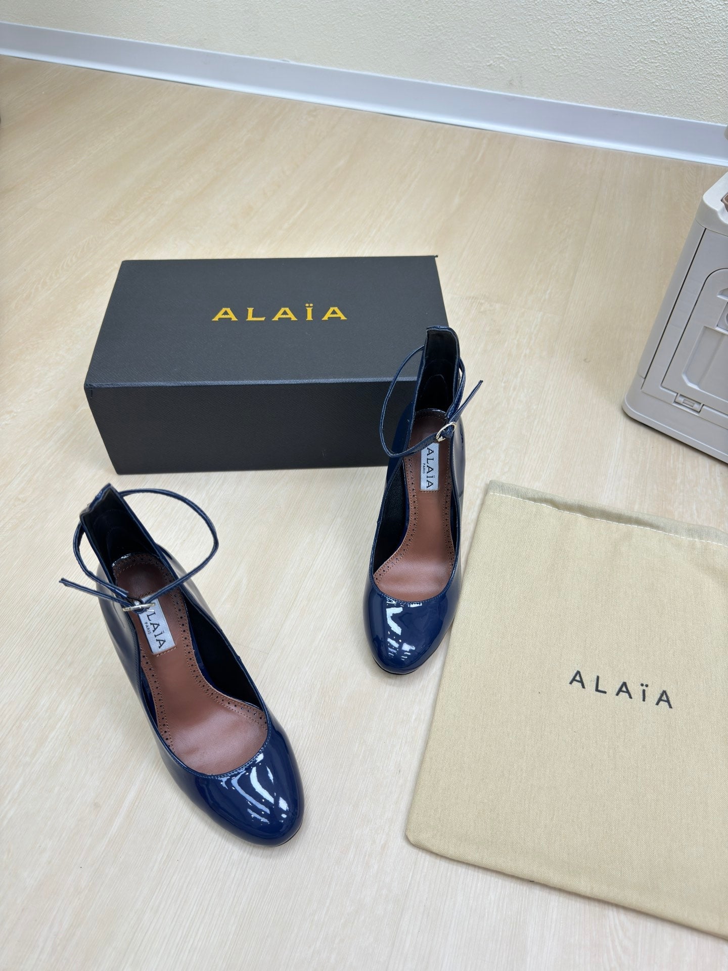 DECOLLETE PUMPS IN NAVY BLUE PATENT CALFSKIN