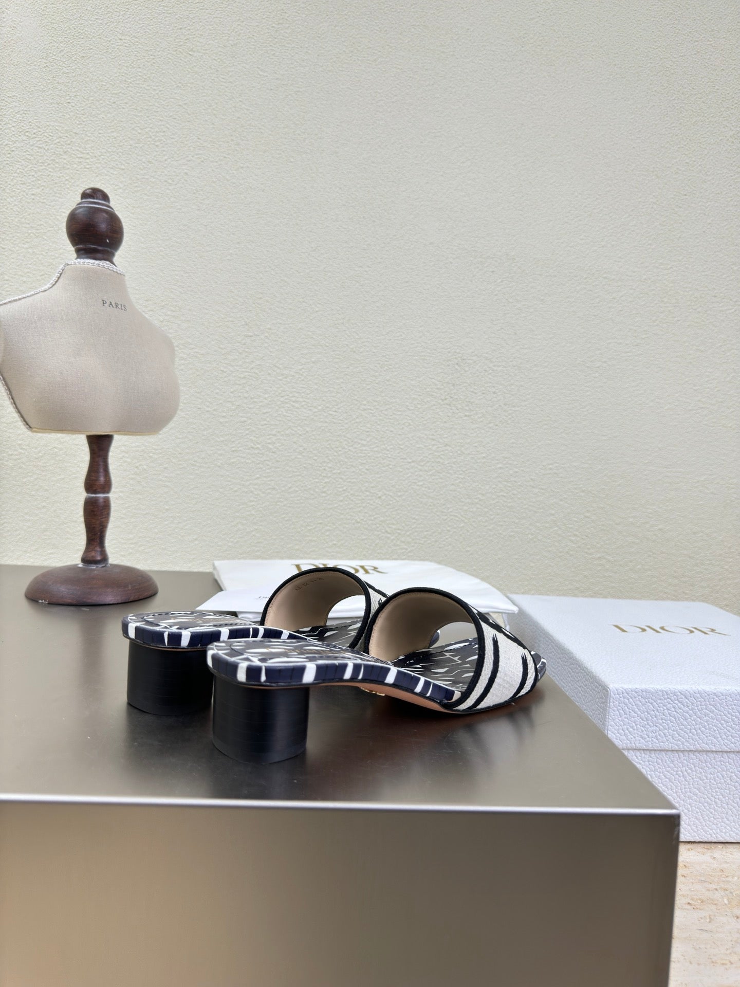 DWAY HEELED SLIDE EMBROIDERED COTTON AND NAVY BLUE MISS DIOR ALLOVER MOTIF 35 MM