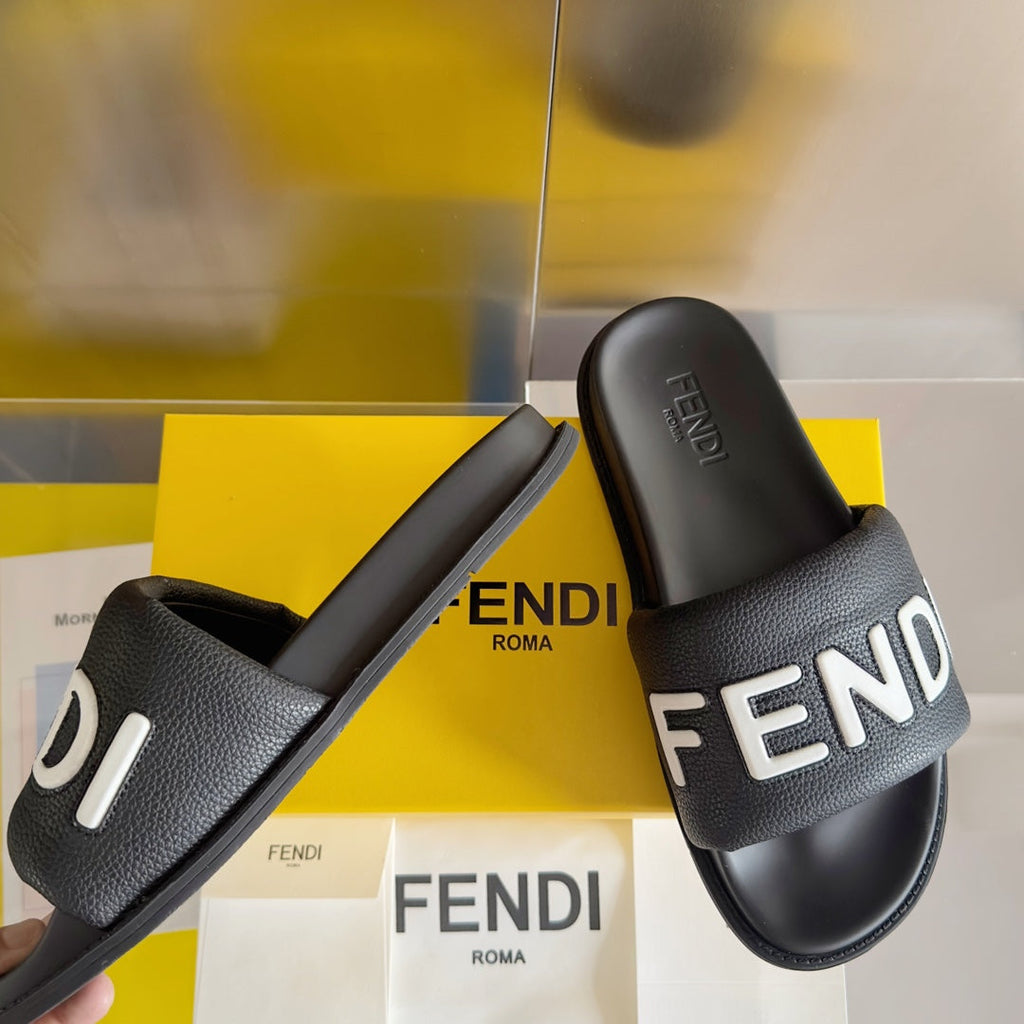 FENDI ROMA SLIDE IN BLACK GRAINED CALFSKIN WITH WHITE LOGO