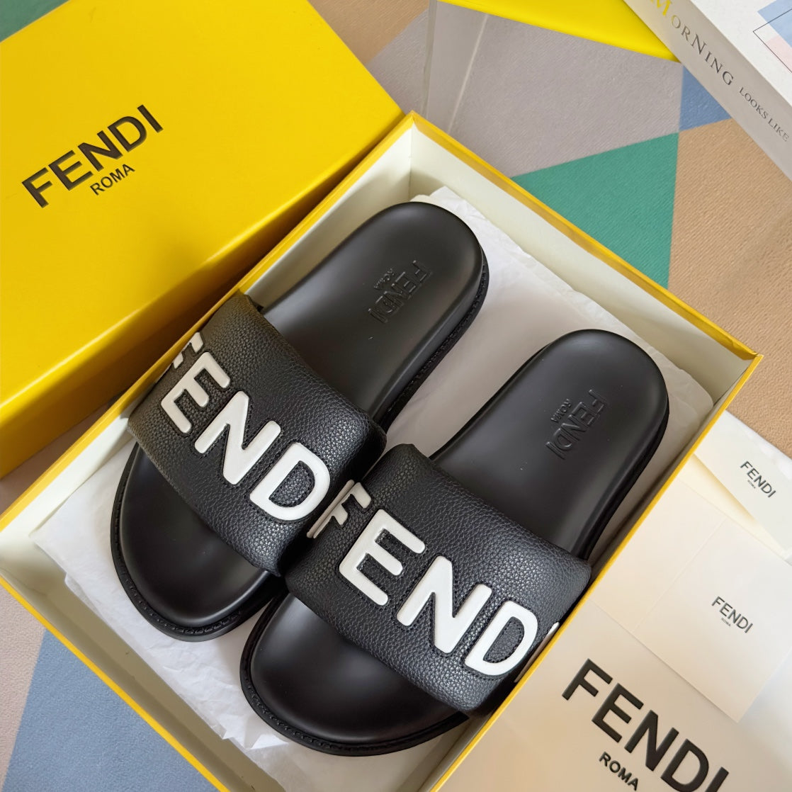 FENDI ROMA SLIDE IN BLACK GRAINED CALFSKIN WITH WHITE LOGO