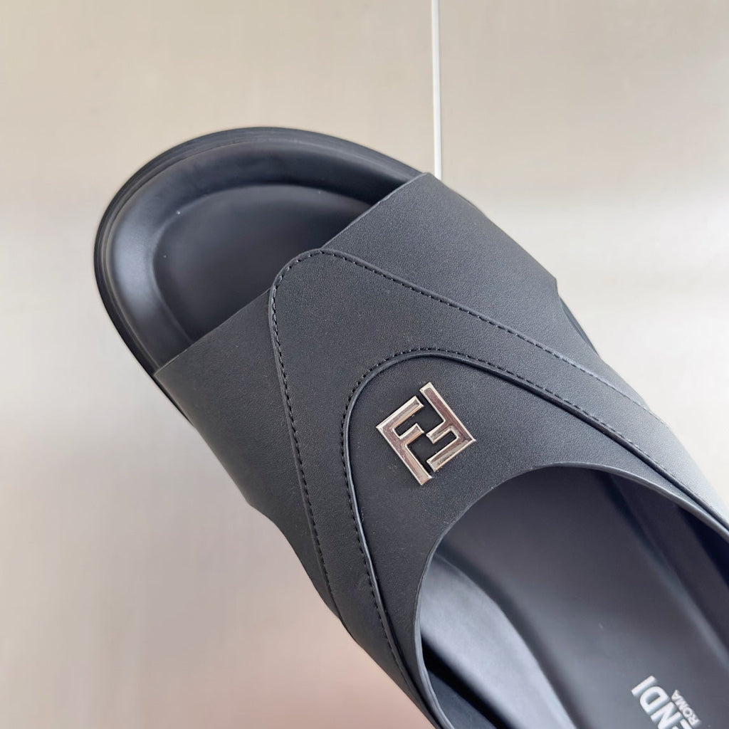 FENDI DIAGONAL ONE-STRAP SLIDE IN BLACK CALFSKIN AND RUBBER