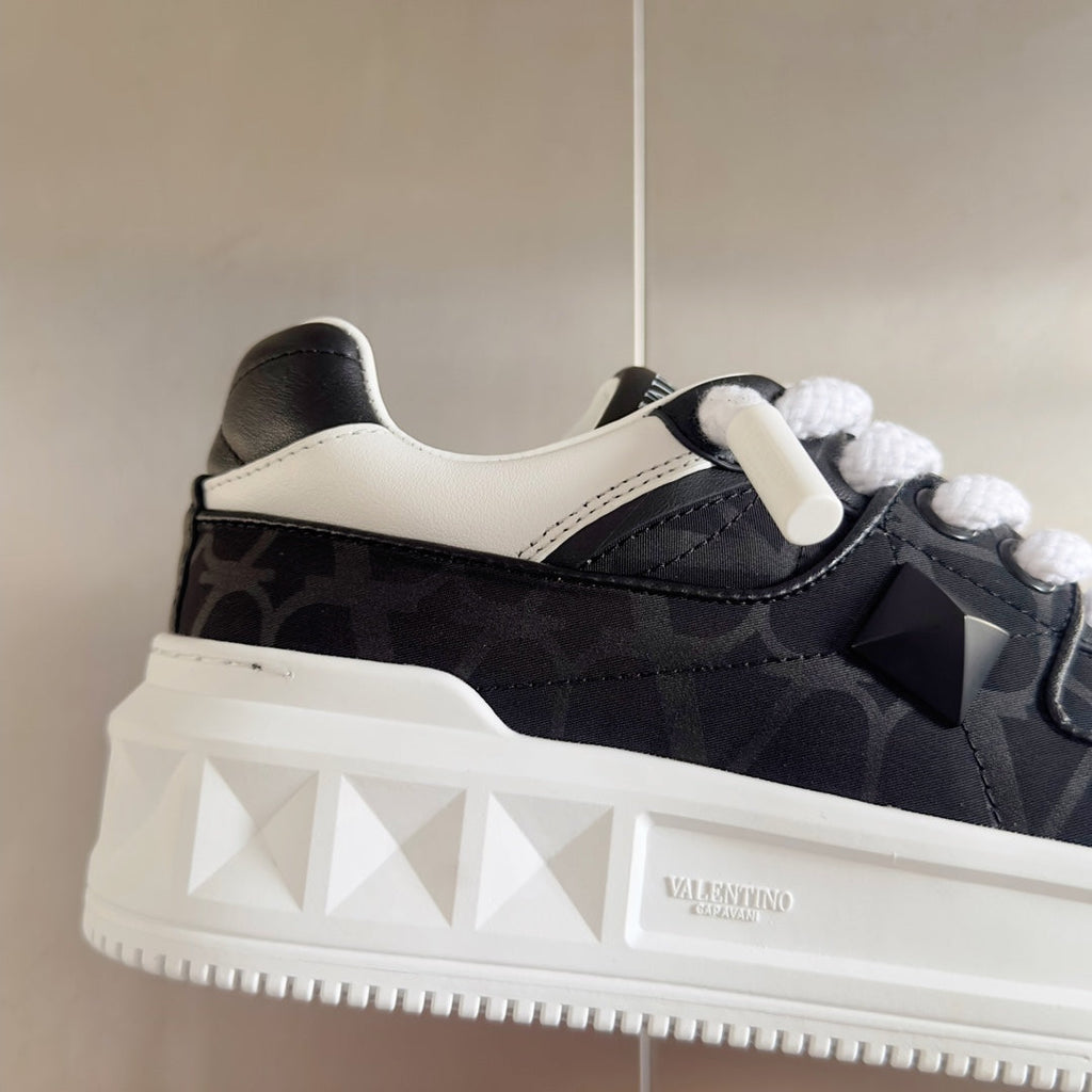 LOW-TOP SNEAKER IN WHITE NAPPA LEATHER AND BLACK MONOGRAM TOILE ICONOGRAPHE FABRIC