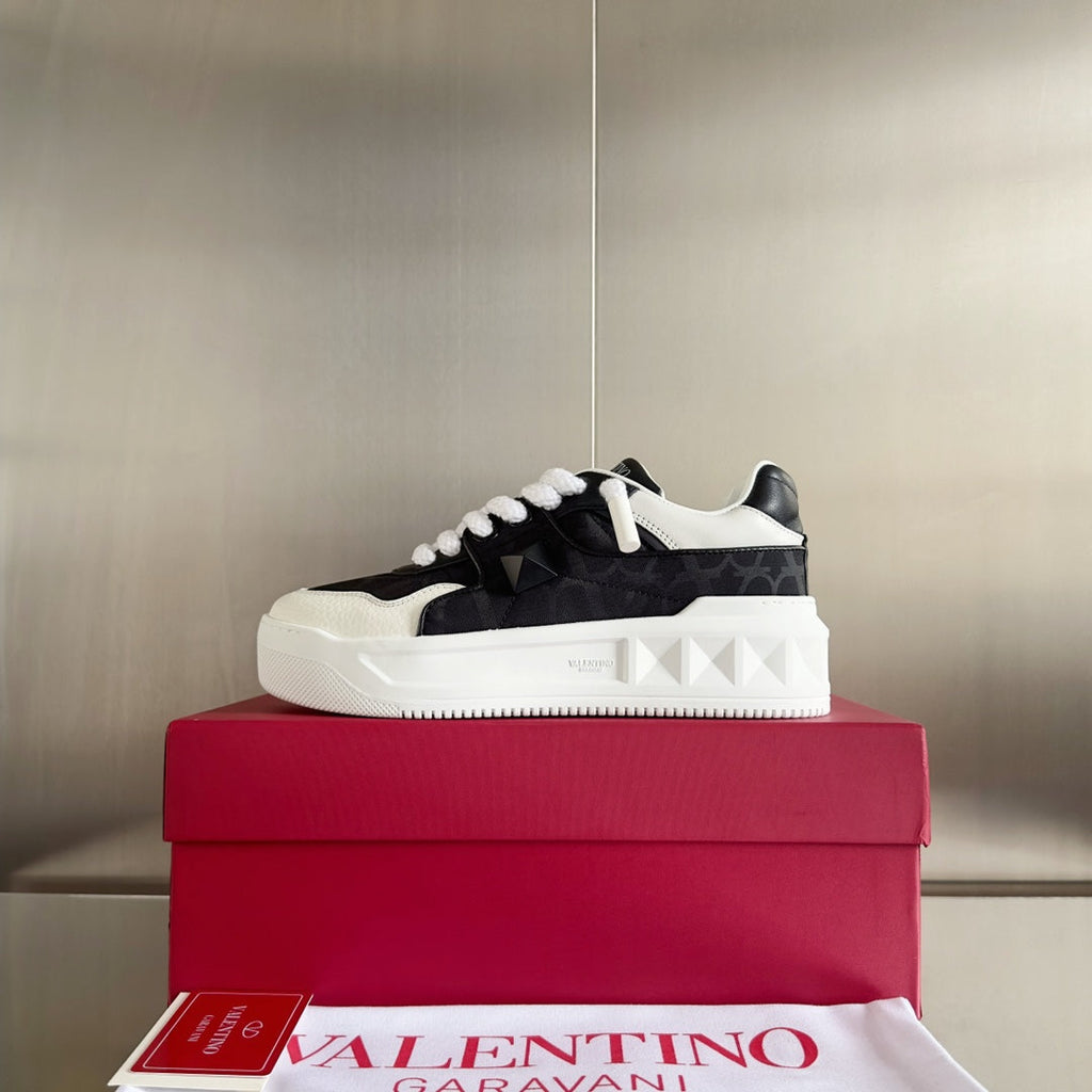 LOW-TOP SNEAKER IN WHITE NAPPA LEATHER AND BLACK MONOGRAM TOILE ICONOGRAPHE FABRIC