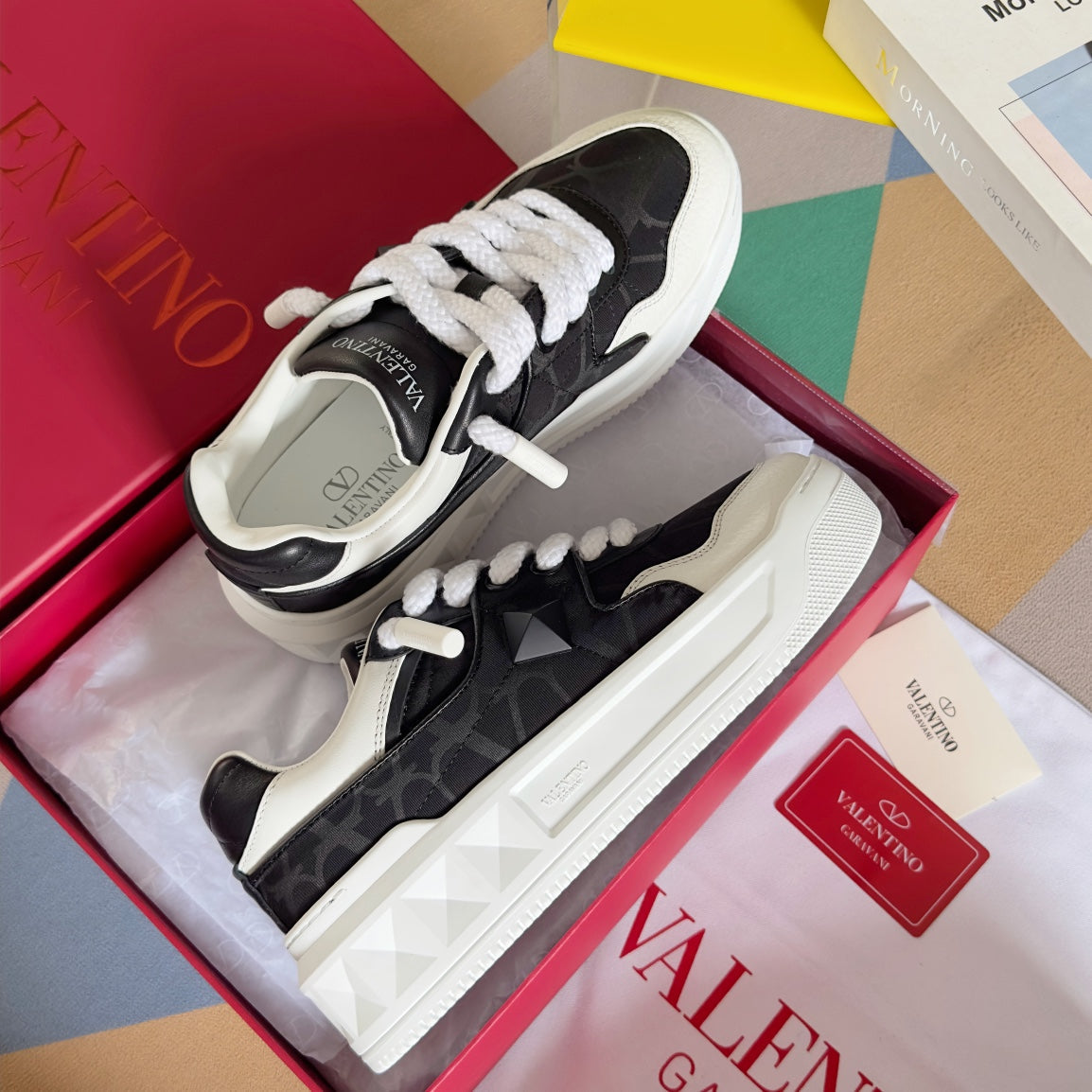 LOW-TOP SNEAKER IN WHITE NAPPA LEATHER AND BLACK MONOGRAM TOILE ICONOGRAPHE FABRIC