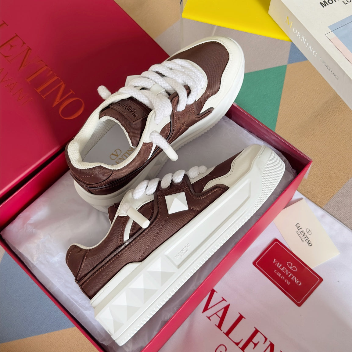 LOW-TOP SNEAKER IN WHITE NAPPA LEATHER AND CHOCOLATE BROWN TOILE ICONOGRAPHE FABRIC