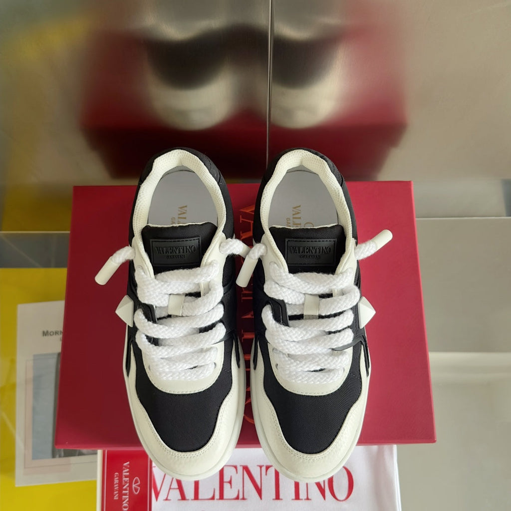 LOW-TOP SNEAKER IN WHITE NAPPA LEATHER AND BLACK TOILE ICONOGRAPHE FABRIC