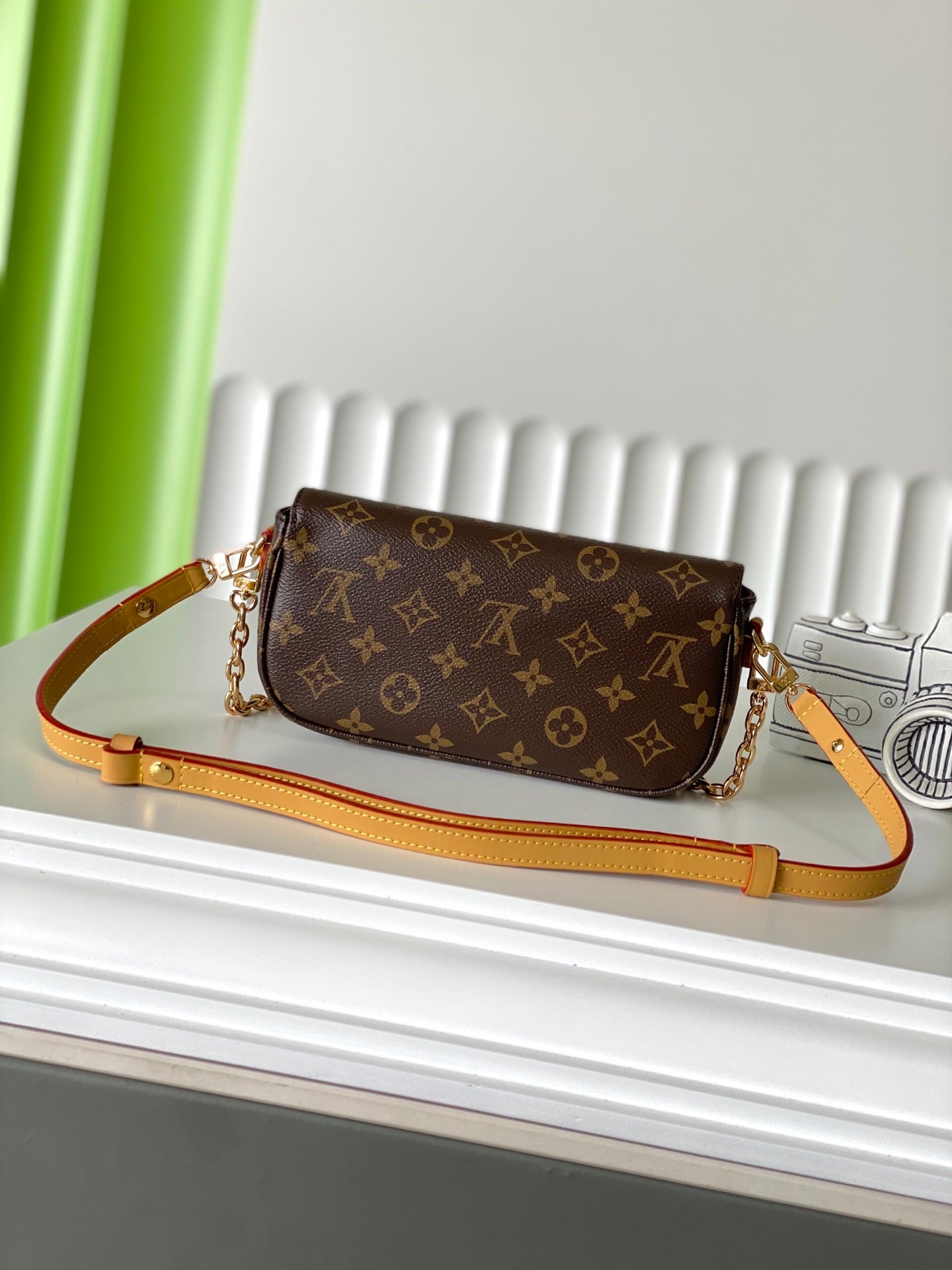 WALLET ON CHAIN IVY 23.5 IN BROWN MONOGRAM CANVAS GOLD LOCK