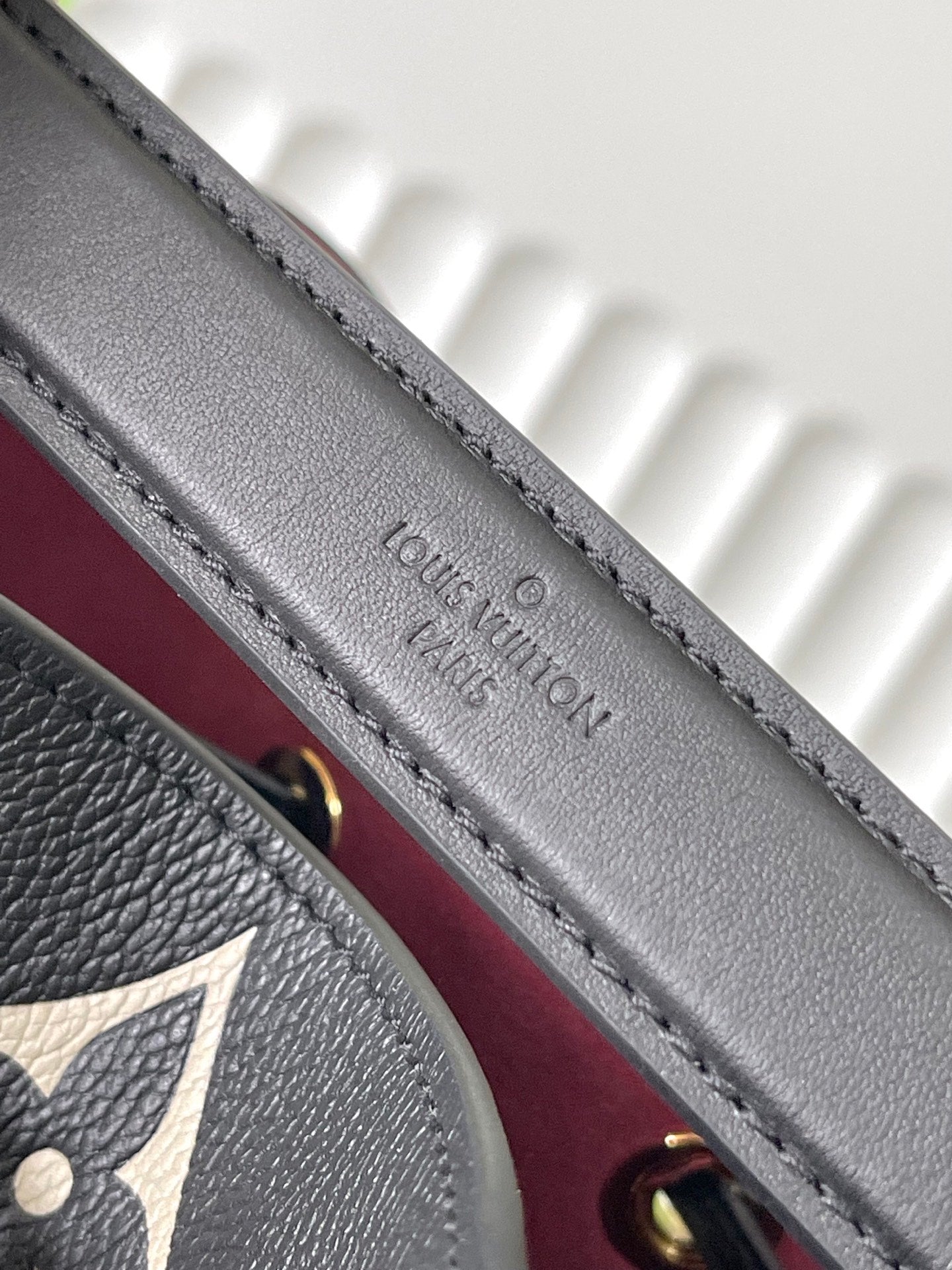 CRAFTY NEONOE 26 IN BLACK AND CREAM BICOLOR EMPREINTE CALFSKIN