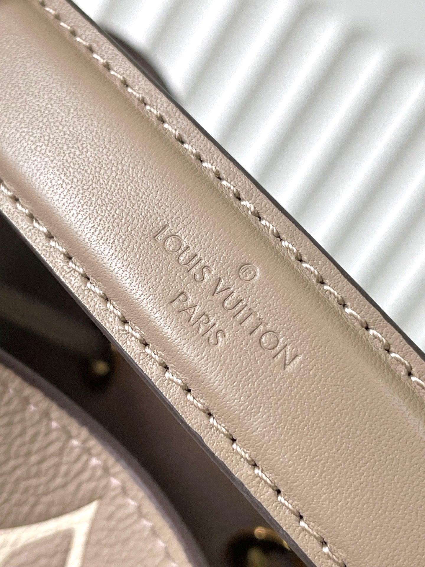 CRAFTY NEONOE 26 IN BROWN AND CREAM BICOLOR EMPREINTE CALFSKIN