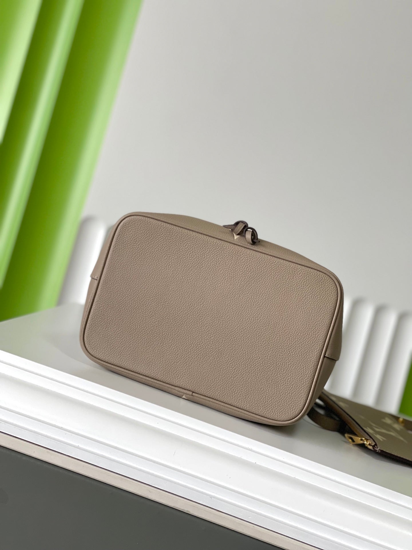 CRAFTY NEONOE 26 IN BROWN AND CREAM BICOLOR EMPREINTE CALFSKIN