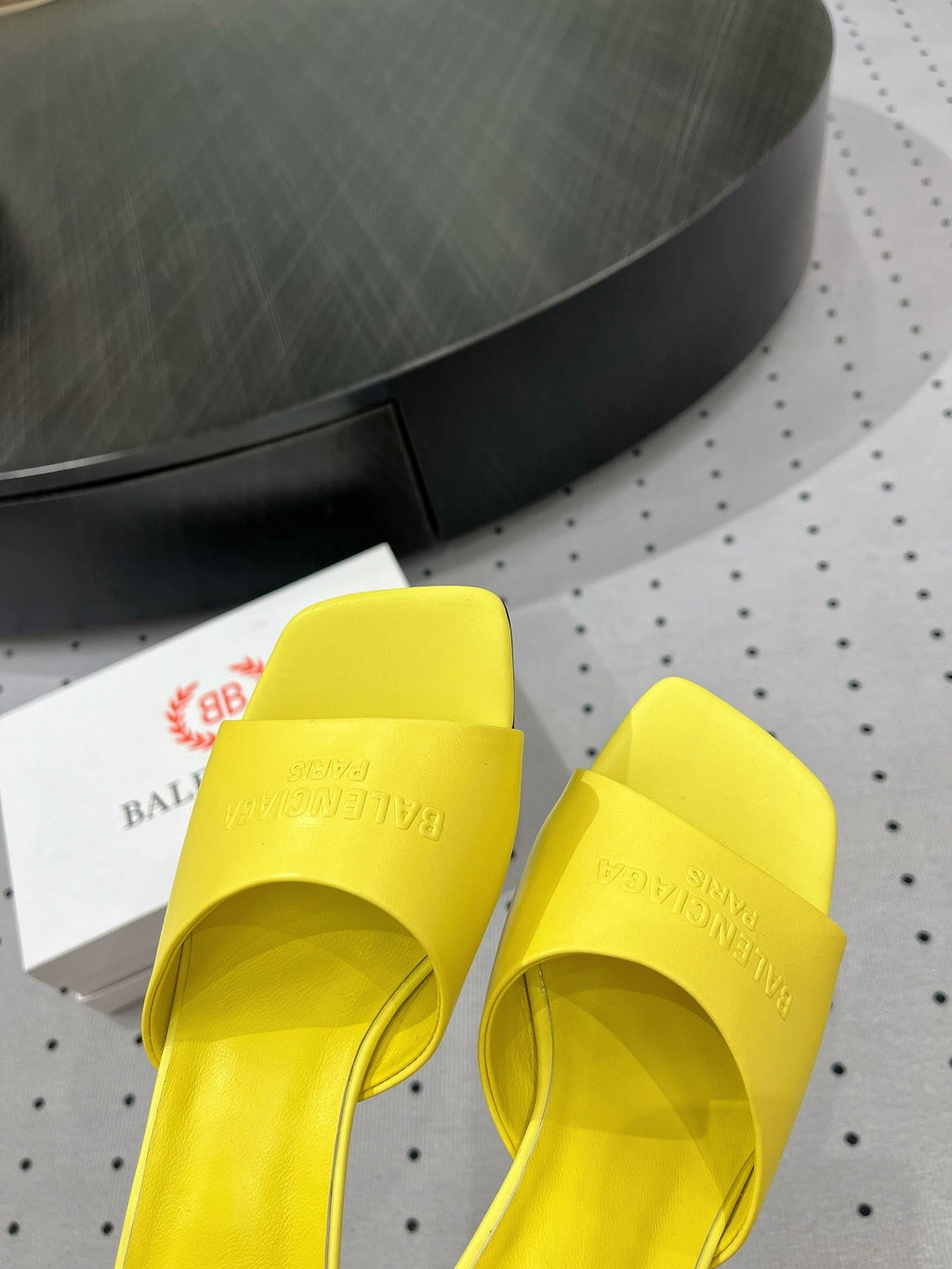 SQUARE-TOE MEDIUM HEEL MULES IN YELLOW CALFSKIN LOGO EMBOSSED