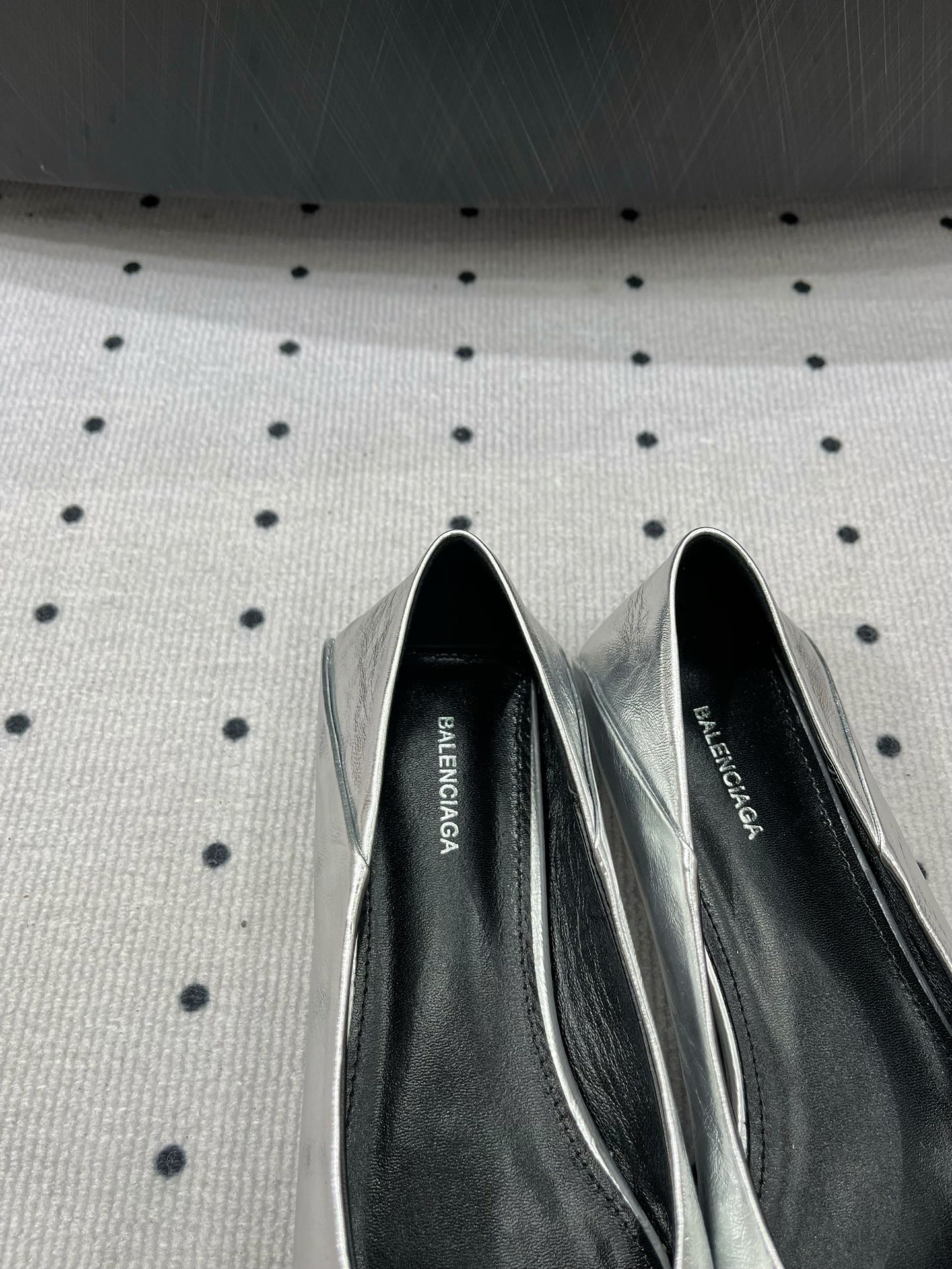 POINTED BB GOLD BUCKLE BALLET FLAT IN SILVER METALLIC SHINY CALFSKIN