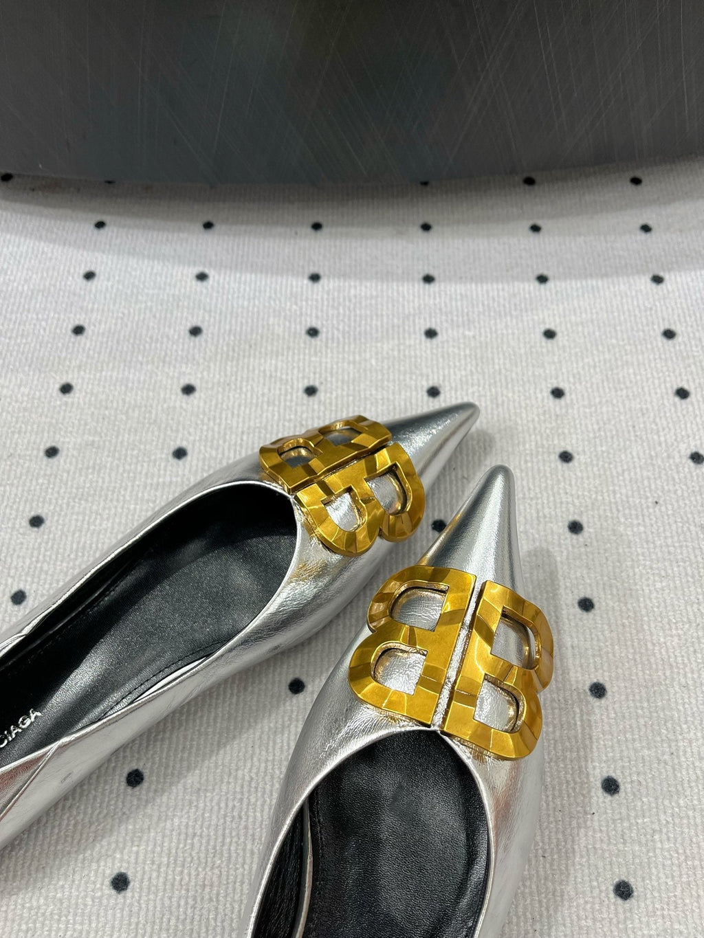 POINTED BB GOLD BUCKLE BALLET FLAT IN SILVER METALLIC SHINY CALFSKIN