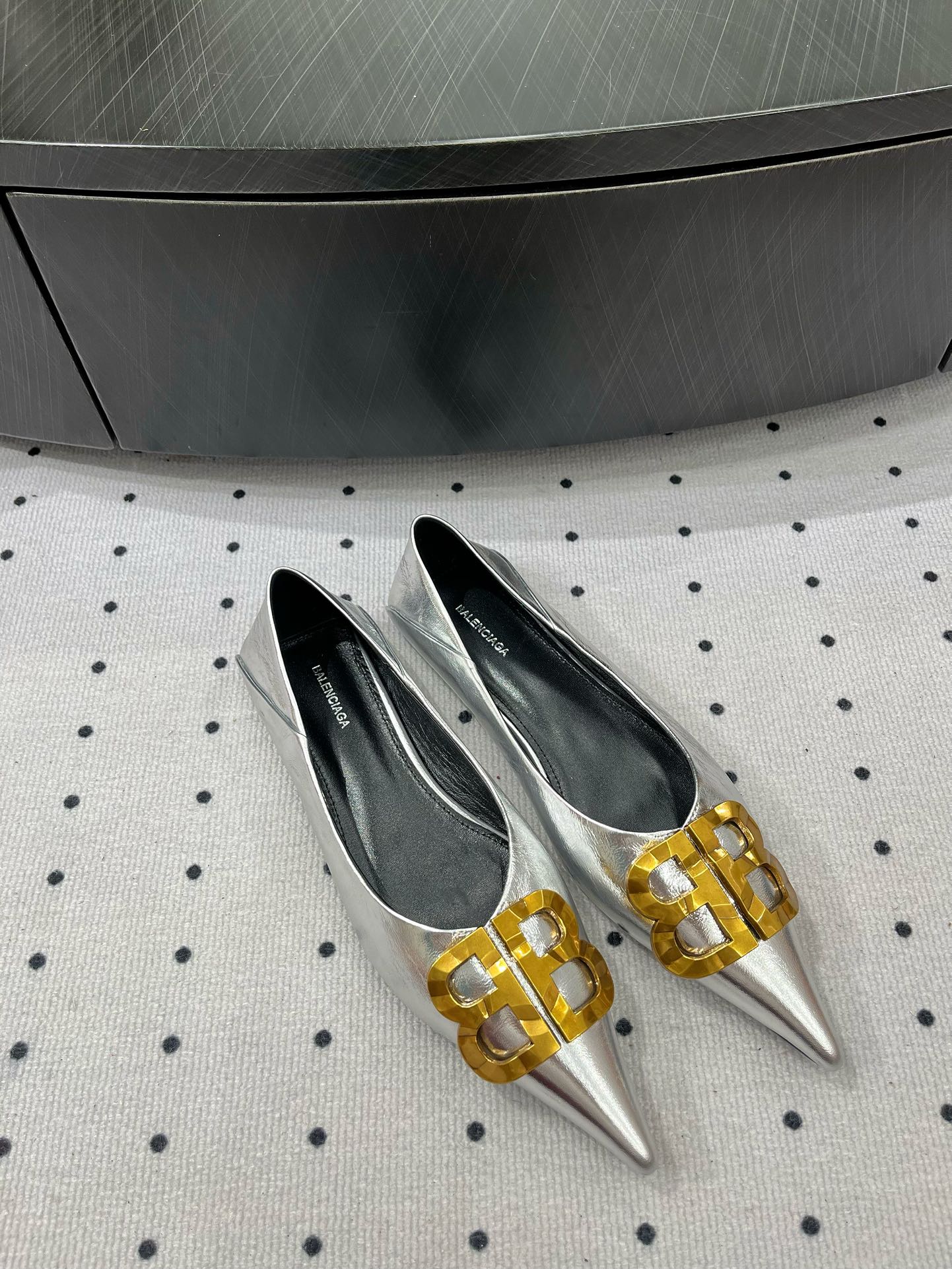 POINTED BB GOLD BUCKLE BALLET FLAT IN SILVER METALLIC SHINY CALFSKIN
