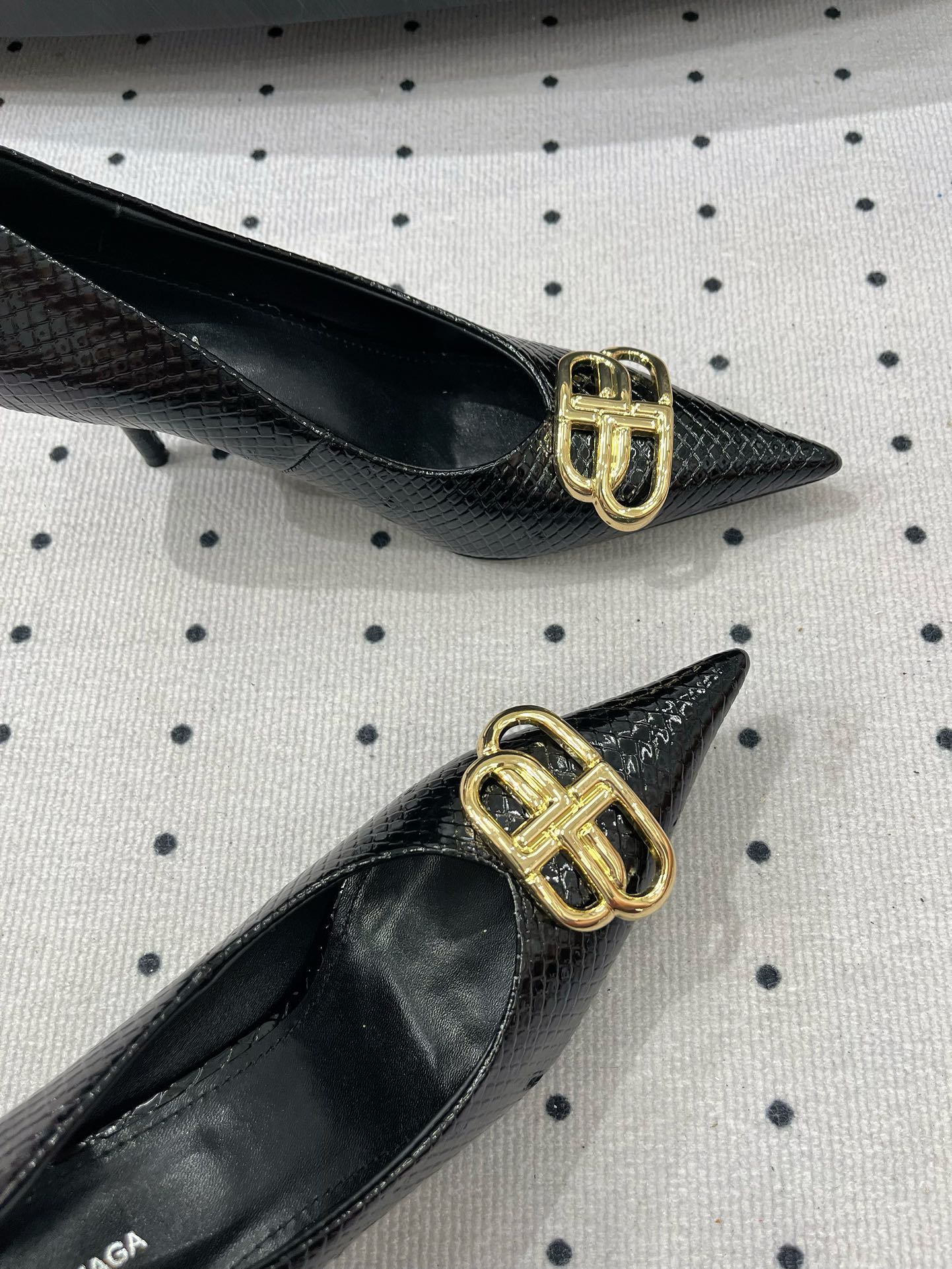 HEELED PUMPS 65 MM IN BLACK LIZARD PATTERN CALFSKIN GOLD HARDWARE