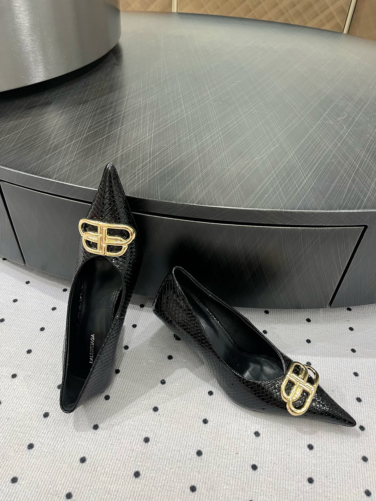 HEELED PUMPS 65 MM IN BLACK LIZARD PATTERN CALFSKIN GOLD HARDWARE