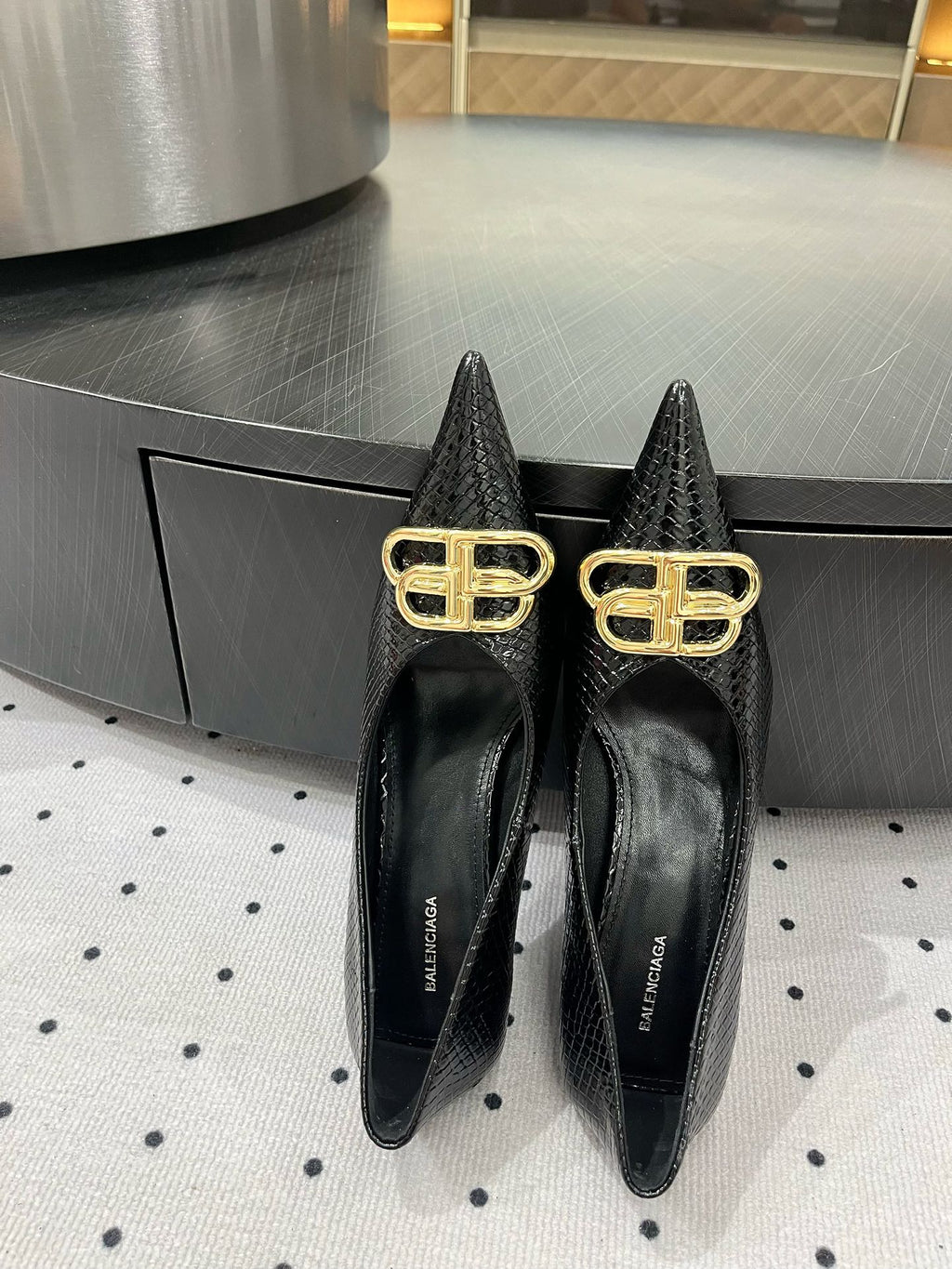 HEELED PUMPS 65 MM IN BLACK LIZARD PATTERN CALFSKIN GOLD HARDWARE