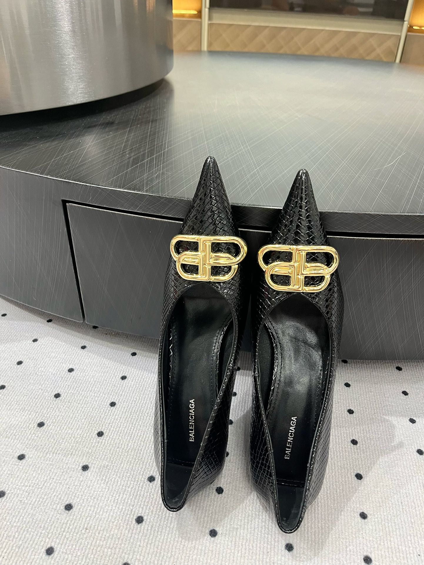 HEELED PUMPS 65 MM IN BLACK LIZARD PATTERN CALFSKIN GOLD HARDWARE