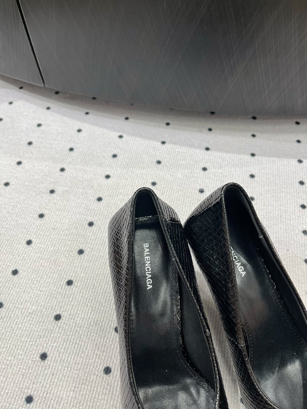 HEELED PUMPS 65 MM IN BLACK LIZARD PATTERN CALFSKIN GOLD HARDWARE