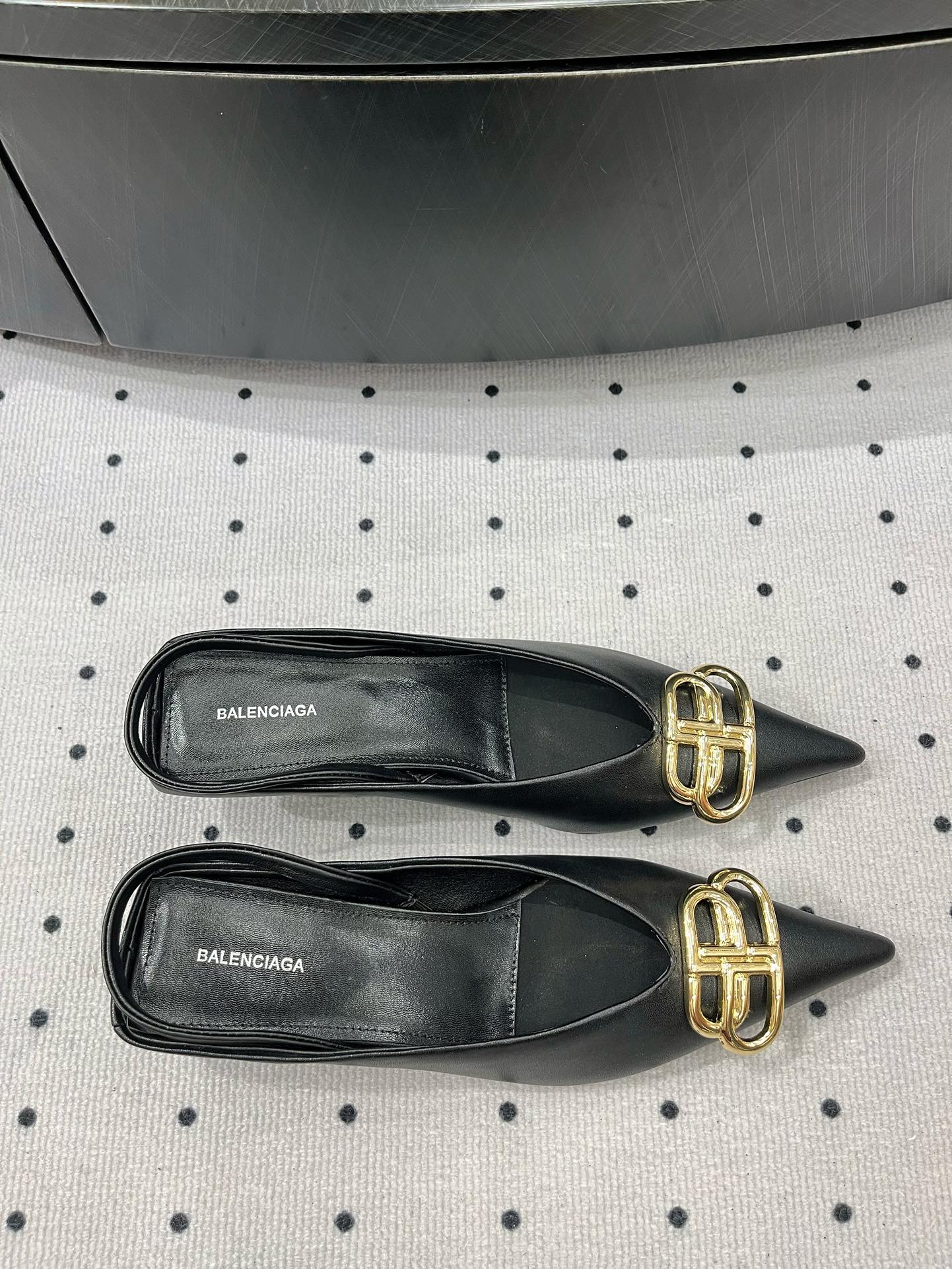 HEELED SLINGBACK 45 MM IN BLACK SMOOTH LAMBSKIN GOLD HARDWARE