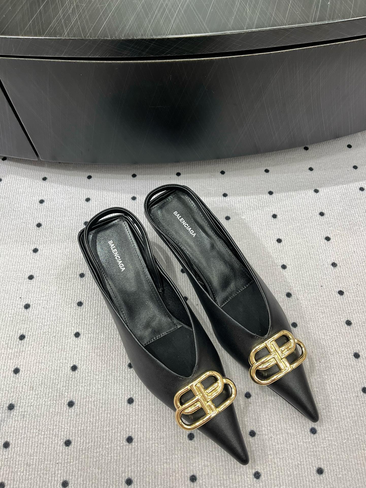 HEELED SLINGBACK 45 MM IN BLACK SMOOTH LAMBSKIN GOLD HARDWARE