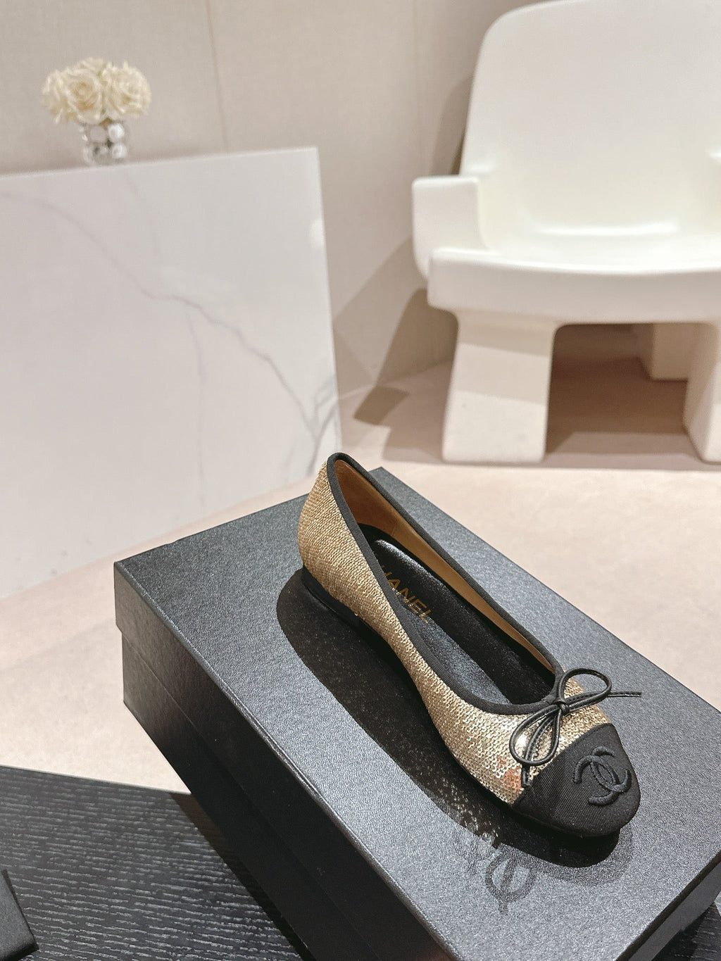 BALLET FLATS IN GOLDEN GLITTERED TULLE AND BLACK SATIN