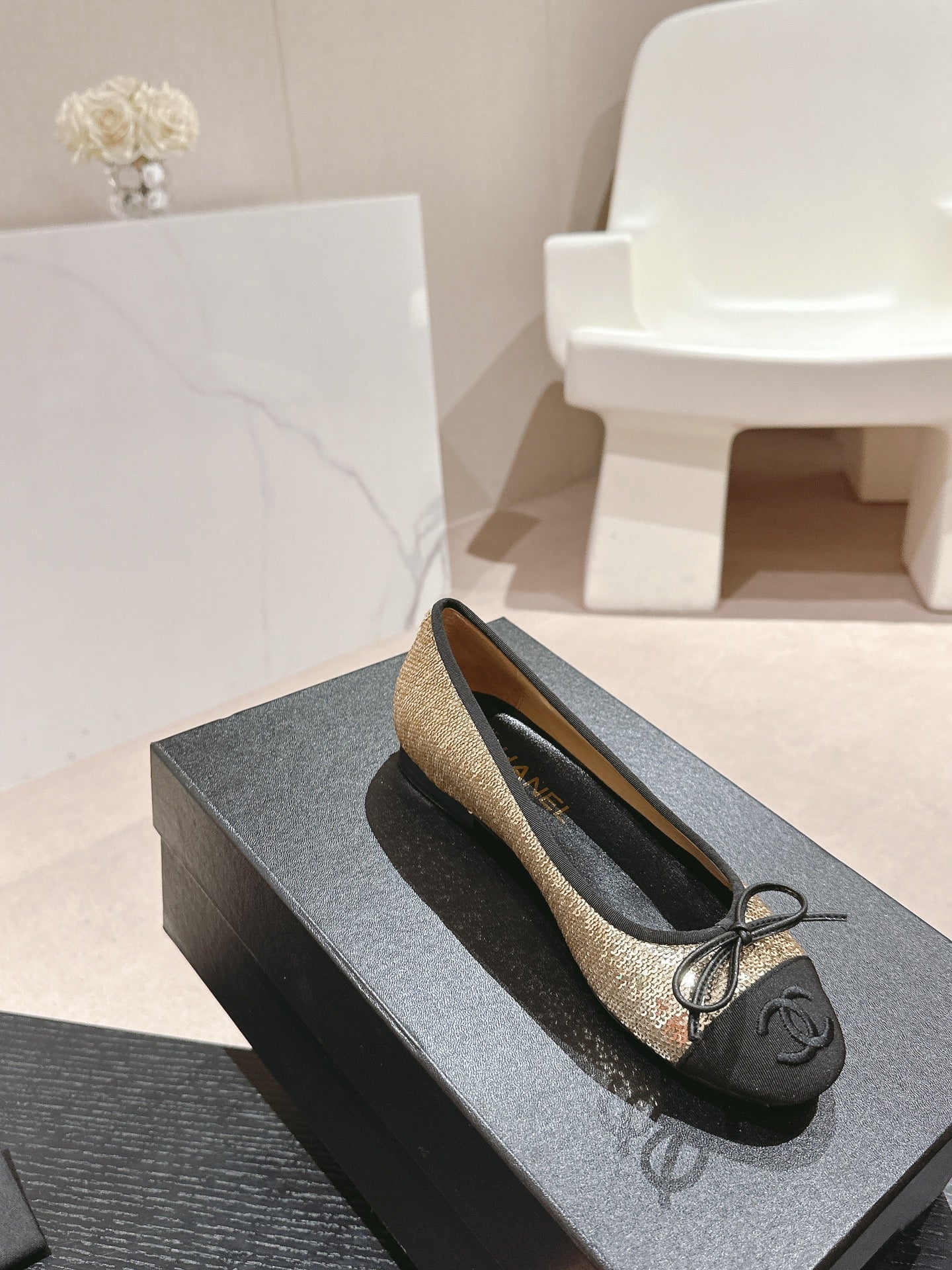 BALLET FLATS IN GOLDEN GLITTERED TULLE AND BLACK SATIN