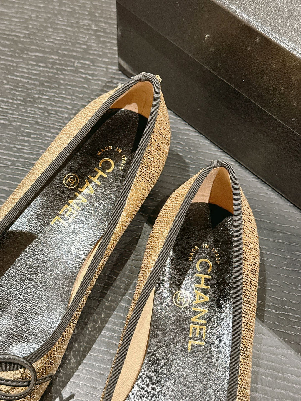 BALLET FLATS IN GOLDEN GLITTERED TULLE AND BLACK SATIN