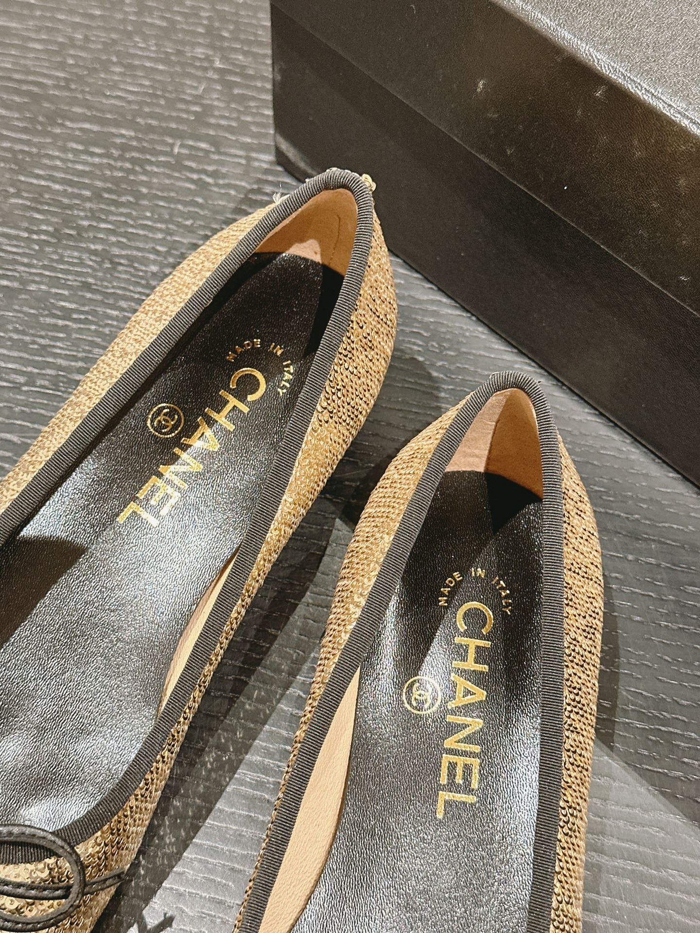 BALLET FLATS IN GOLDEN GLITTERED TULLE AND BLACK SATIN