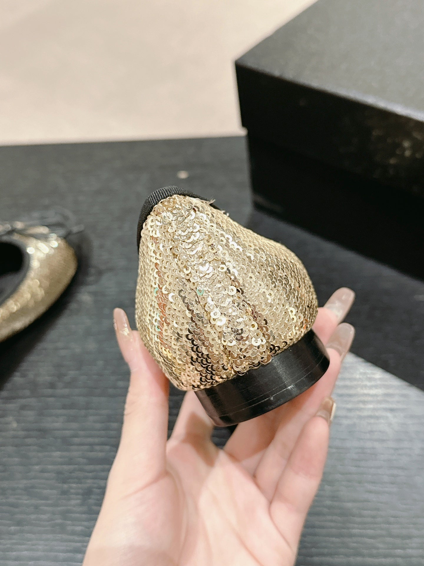 BALLET FLATS IN GOLDEN GLITTERED TULLE AND BLACK SATIN