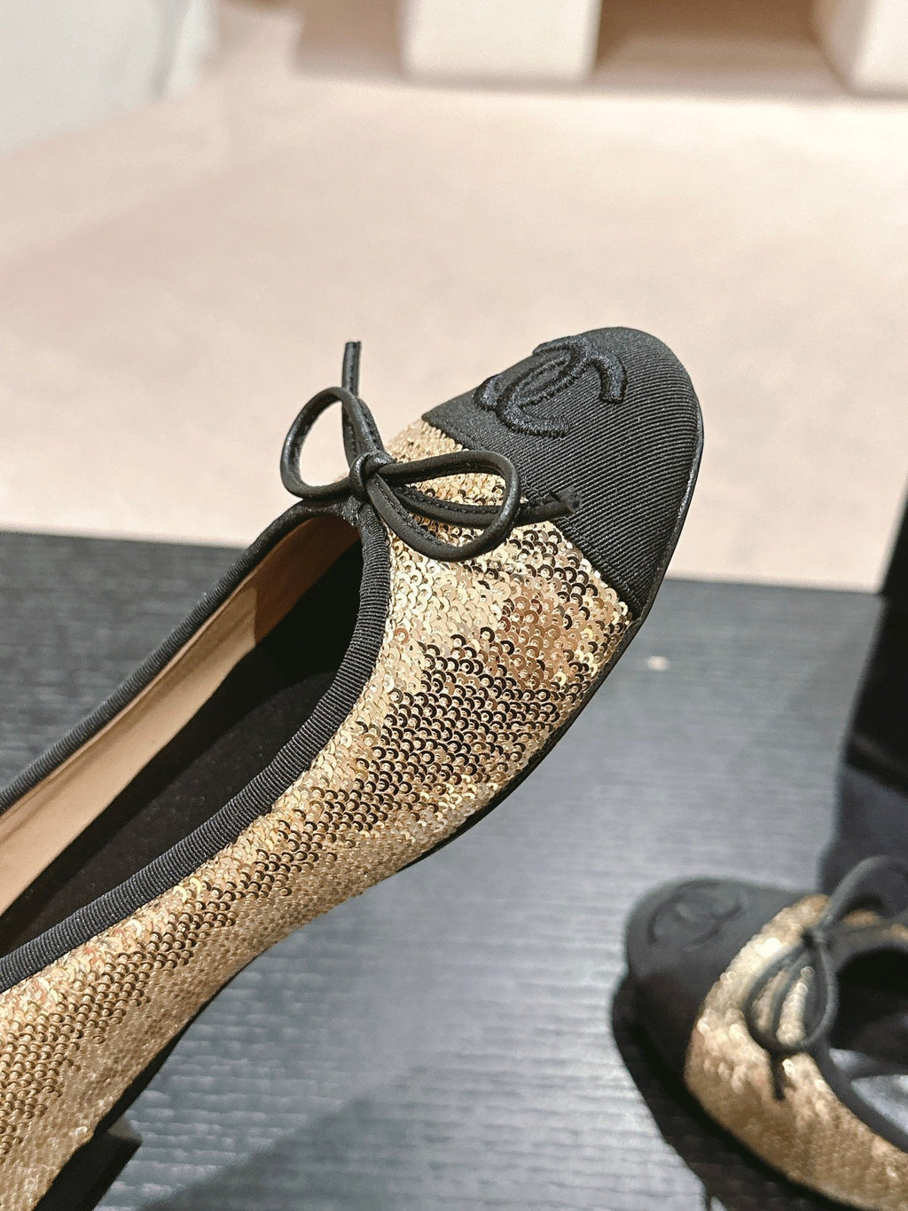 BALLET FLATS IN GOLDEN GLITTERED TULLE AND BLACK SATIN