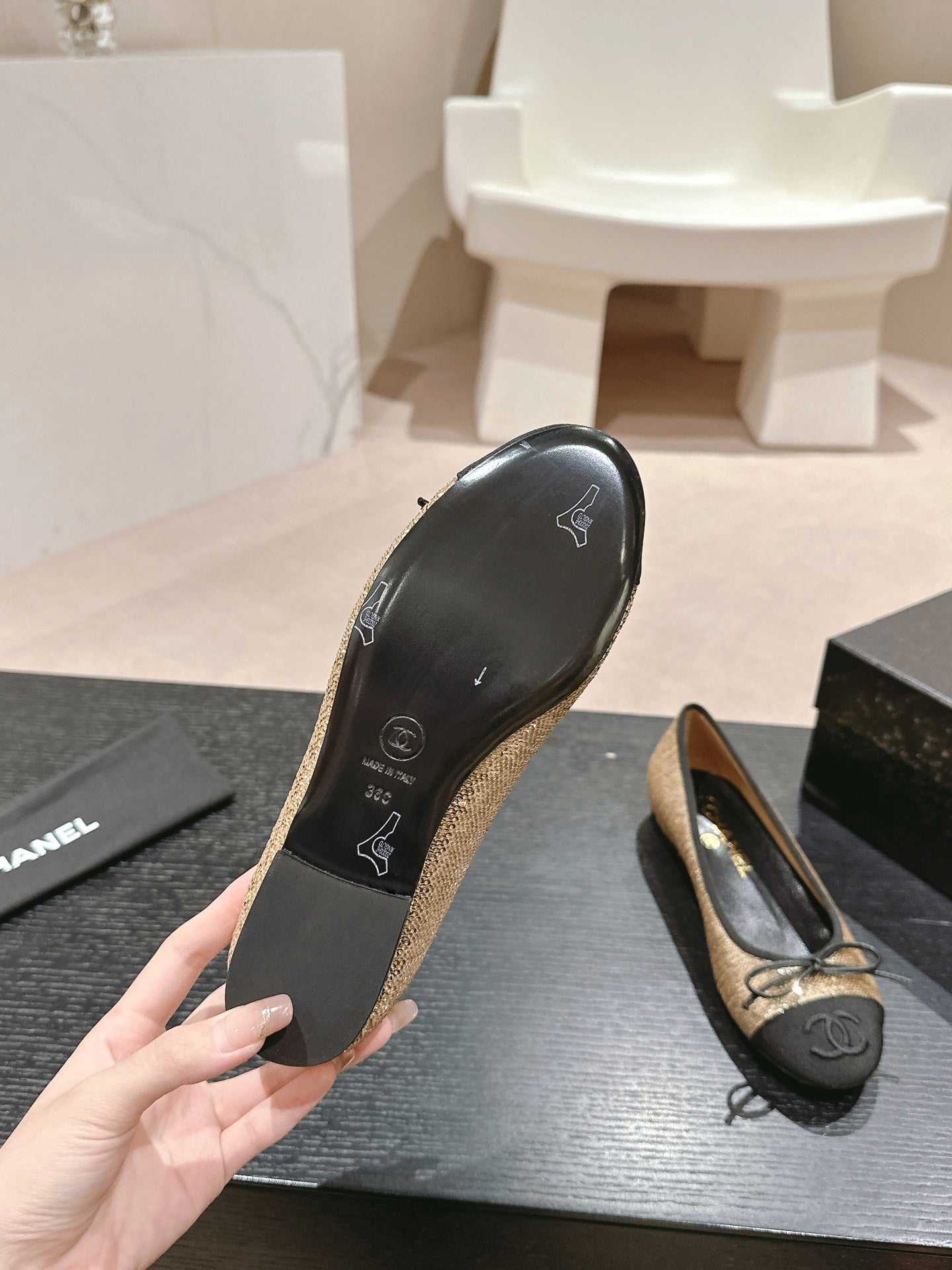 BALLET FLATS IN GOLDEN GLITTERED TULLE AND BLACK SATIN