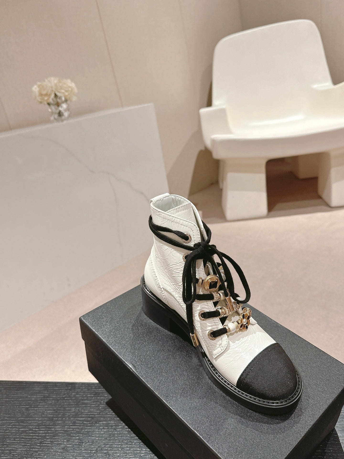 OXFORD SHORT BOOTS WHITE MIX BLACK SHEEPSKIN