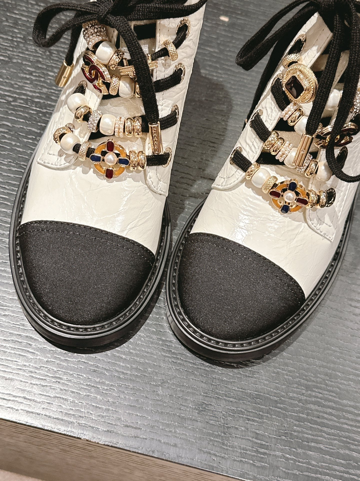 OXFORD SHORT BOOTS WHITE MIX BLACK SHEEPSKIN