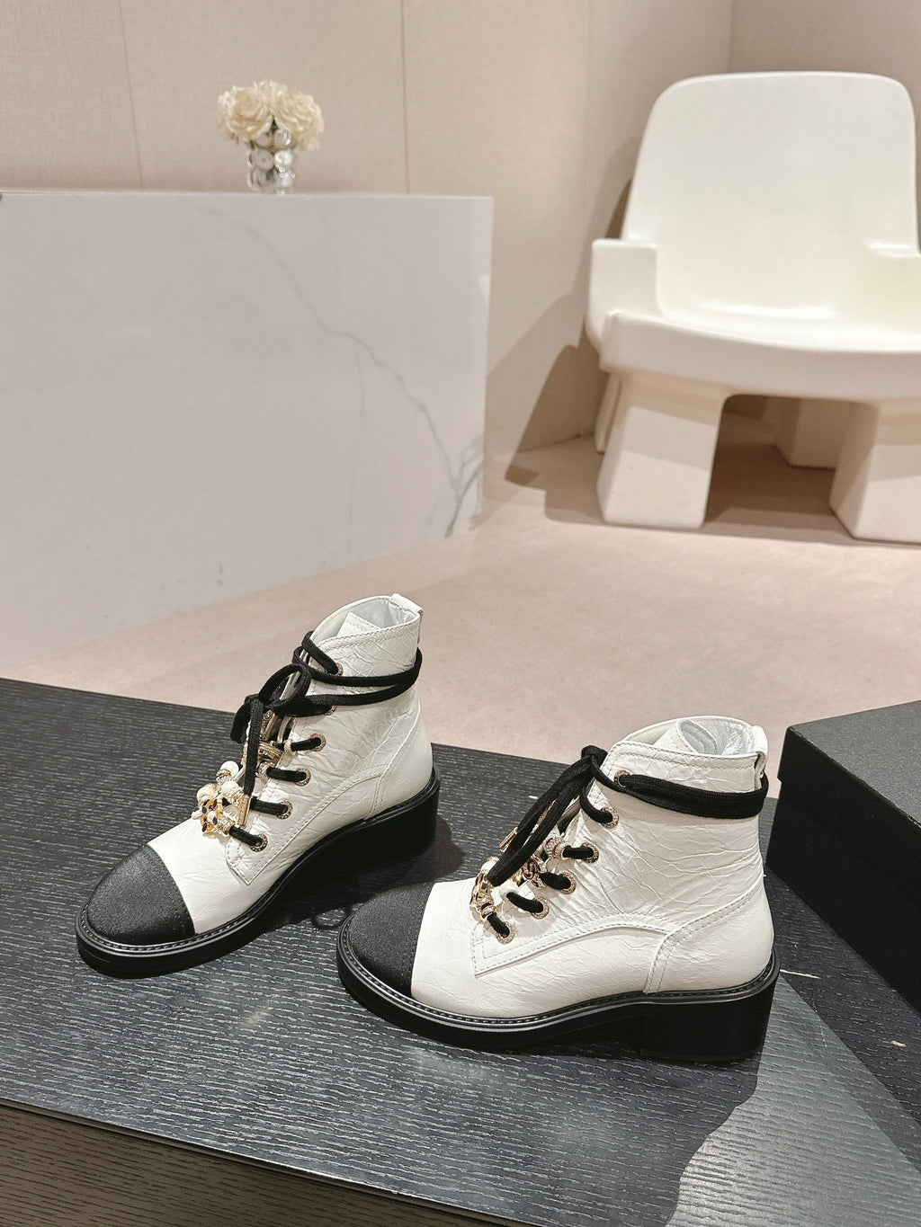 OXFORD SHORT BOOTS WHITE MIX BLACK SHEEPSKIN