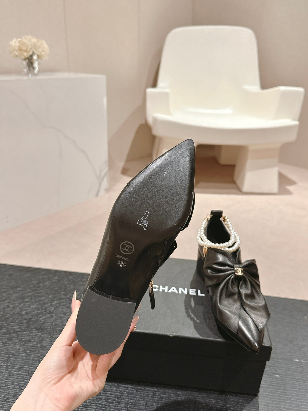 SHORT BOOTS IN BLACK SHEEPSKIN WITH BOW