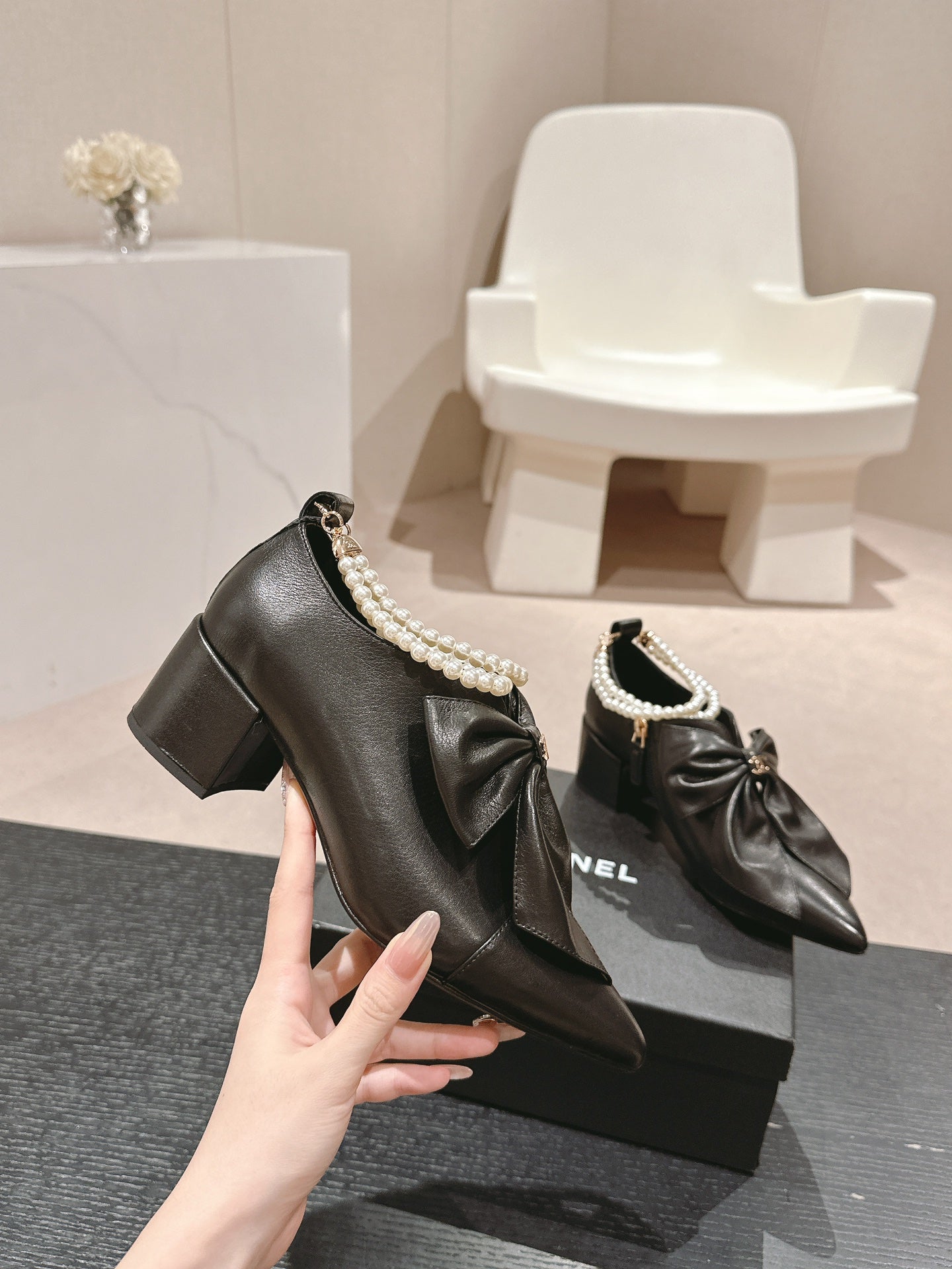 SHORT BOOTS IN BLACK SHEEPSKIN WITH BOW